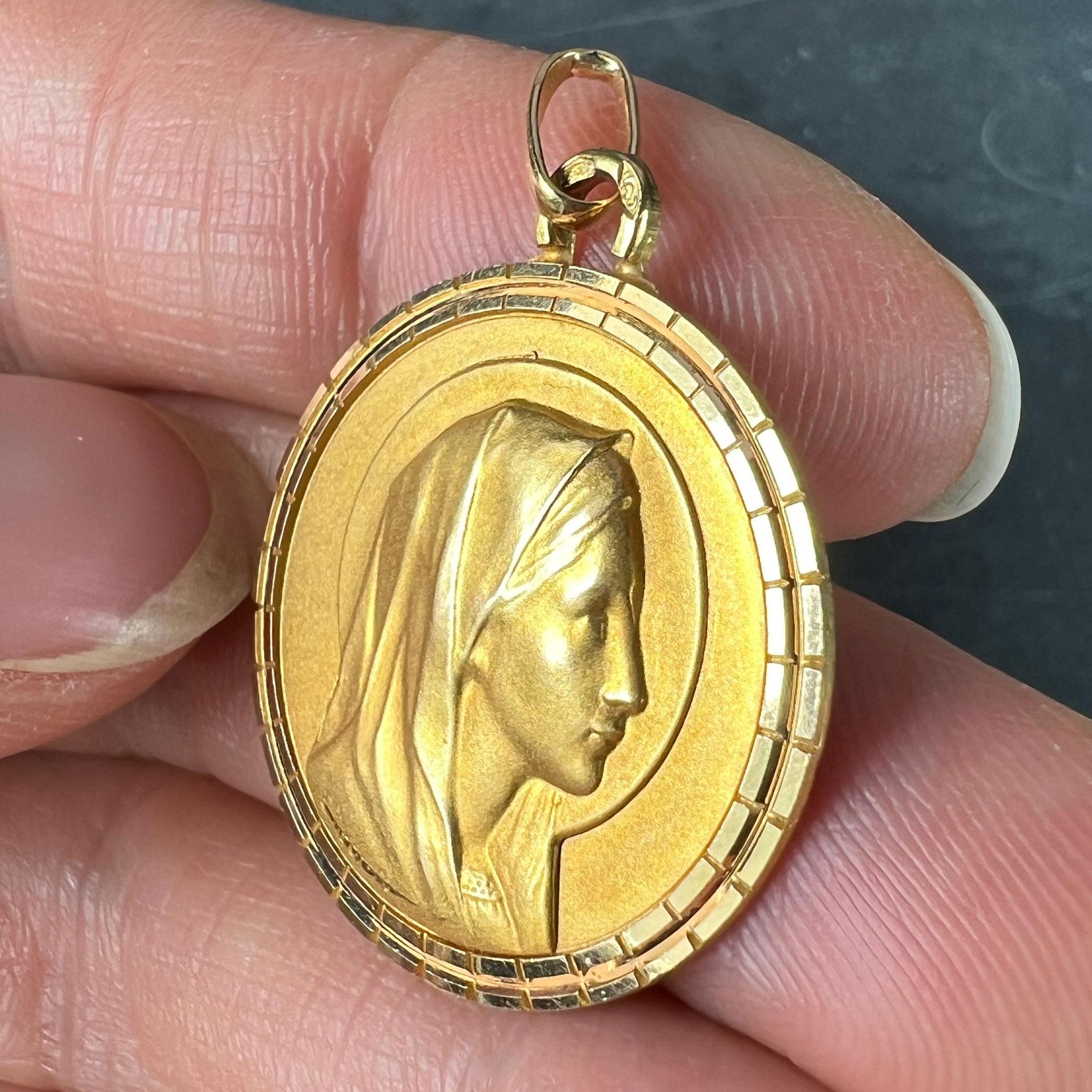 French Dropsy Virgin Mary 18K Yellow Gold Medal Pendant For Sale 2