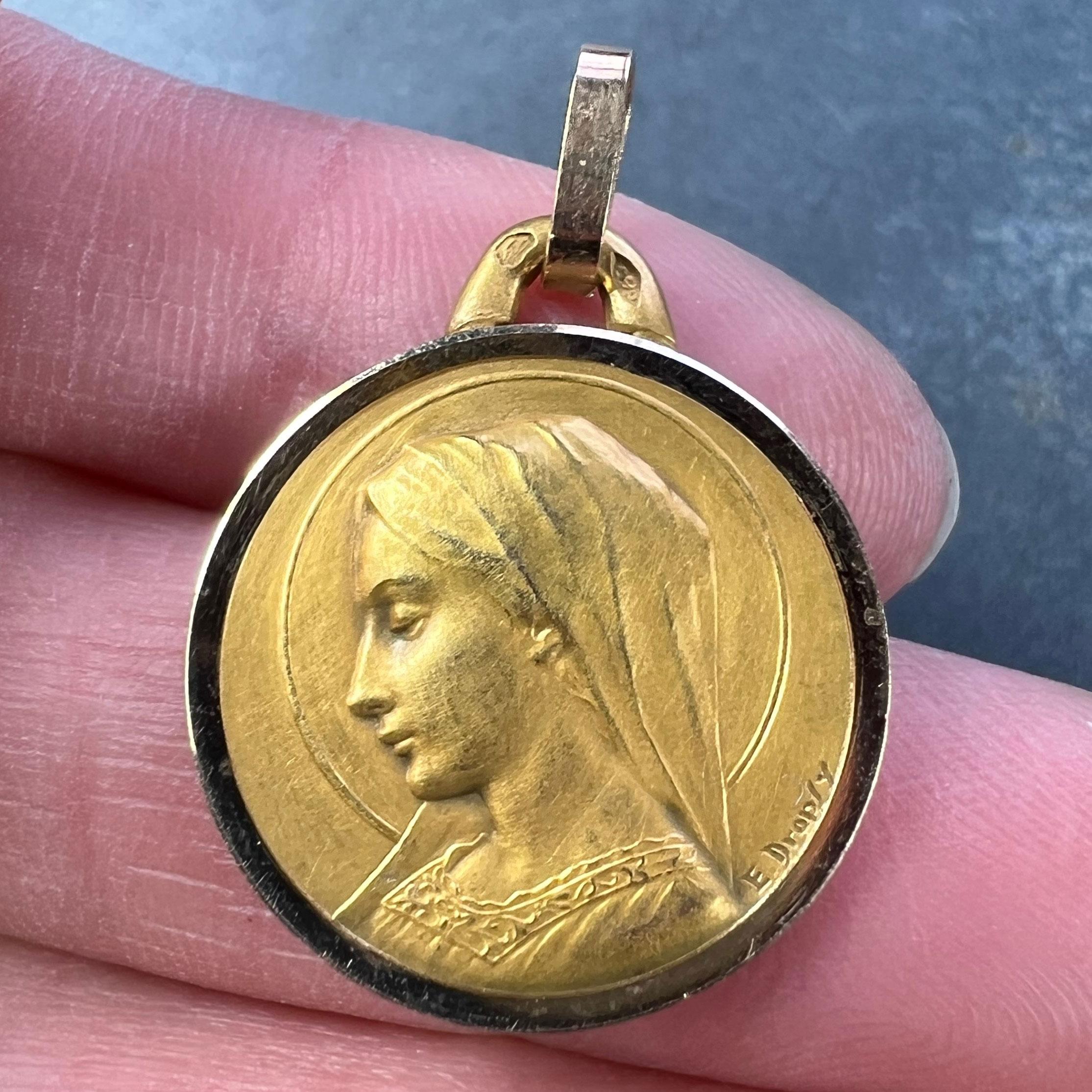 French Dropsy Virgin Mary 18K Yellow Gold Religious Medal Pendant In Good Condition For Sale In London, GB