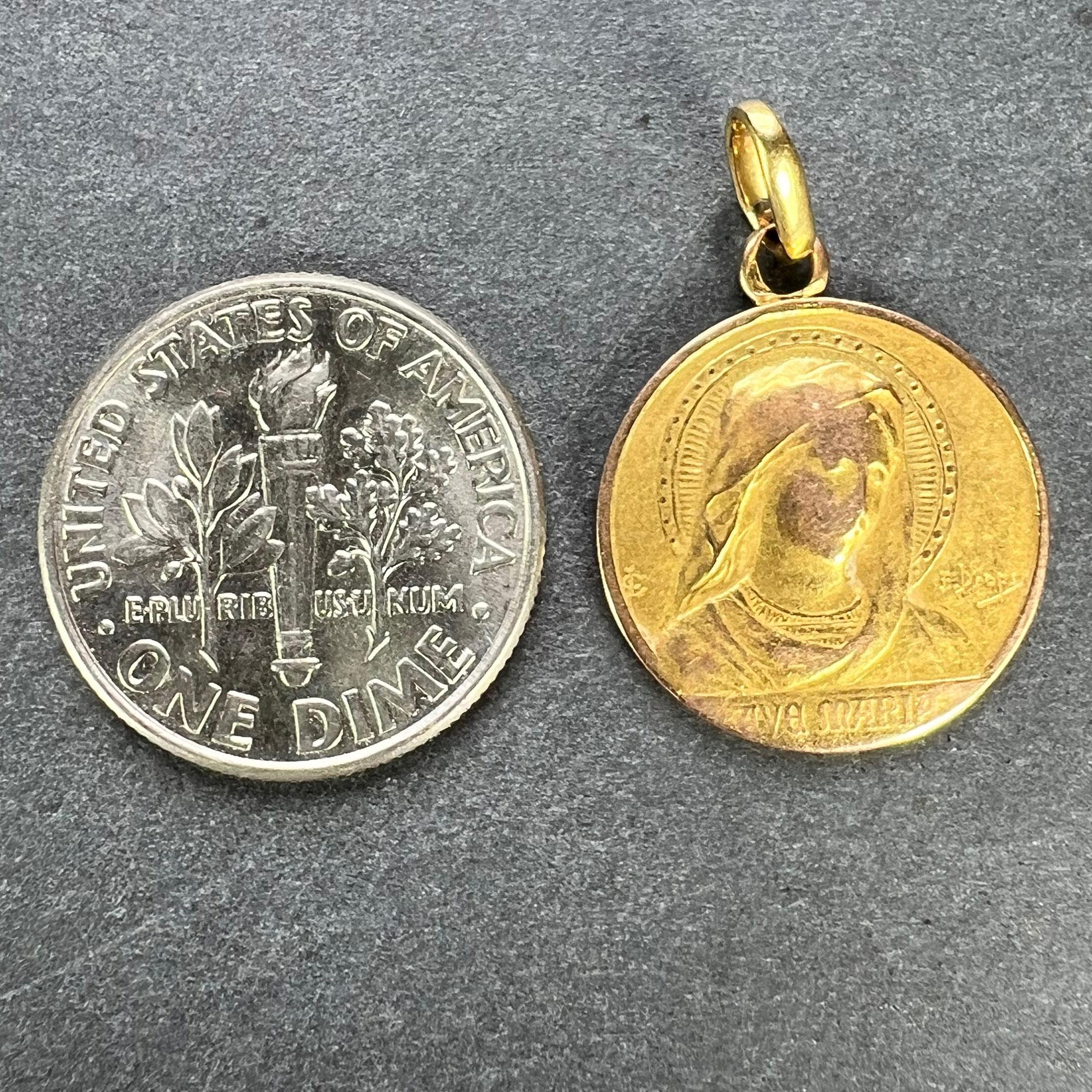 Ciondolo con charme in oro giallo 18 carati della Vergine Maria Ave Maria, francese, in gocce. in vendita 6