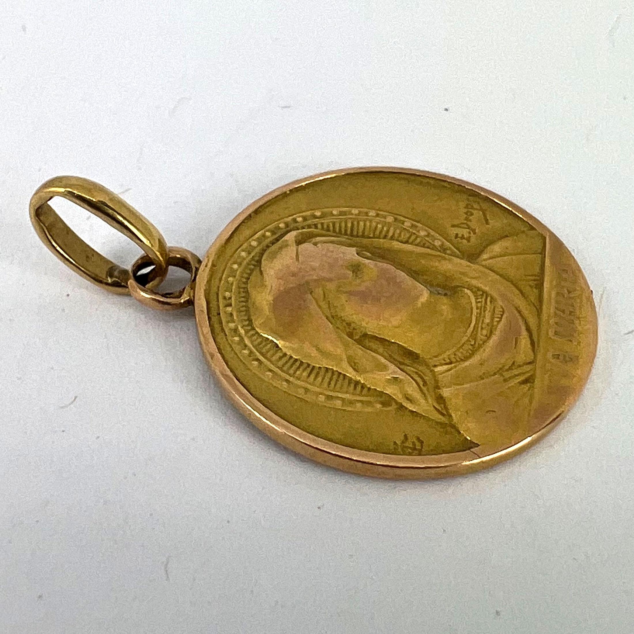 Ciondolo con charme in oro giallo 18 carati della Vergine Maria Ave Maria, francese, in gocce. in vendita 10