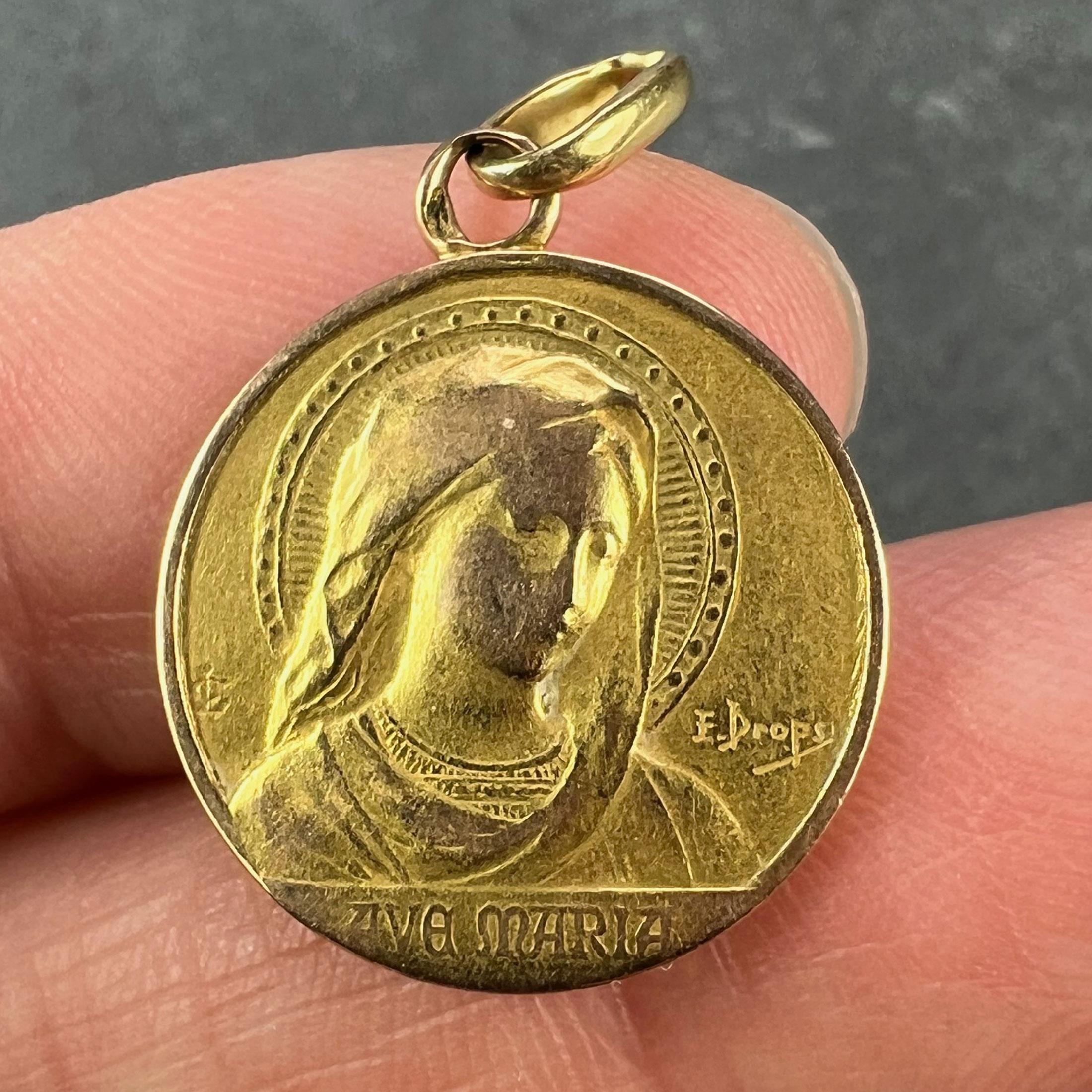 Ciondolo con charme in oro giallo 18 carati della Vergine Maria Ave Maria, francese, in gocce. in vendita 1