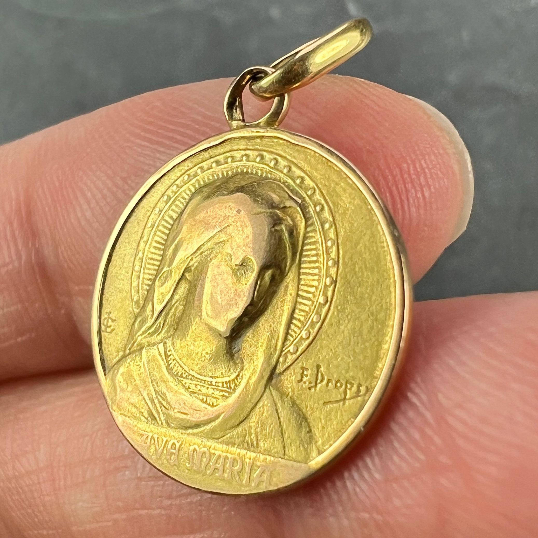 Ciondolo con charme in oro giallo 18 carati della Vergine Maria Ave Maria, francese, in gocce. in vendita 2