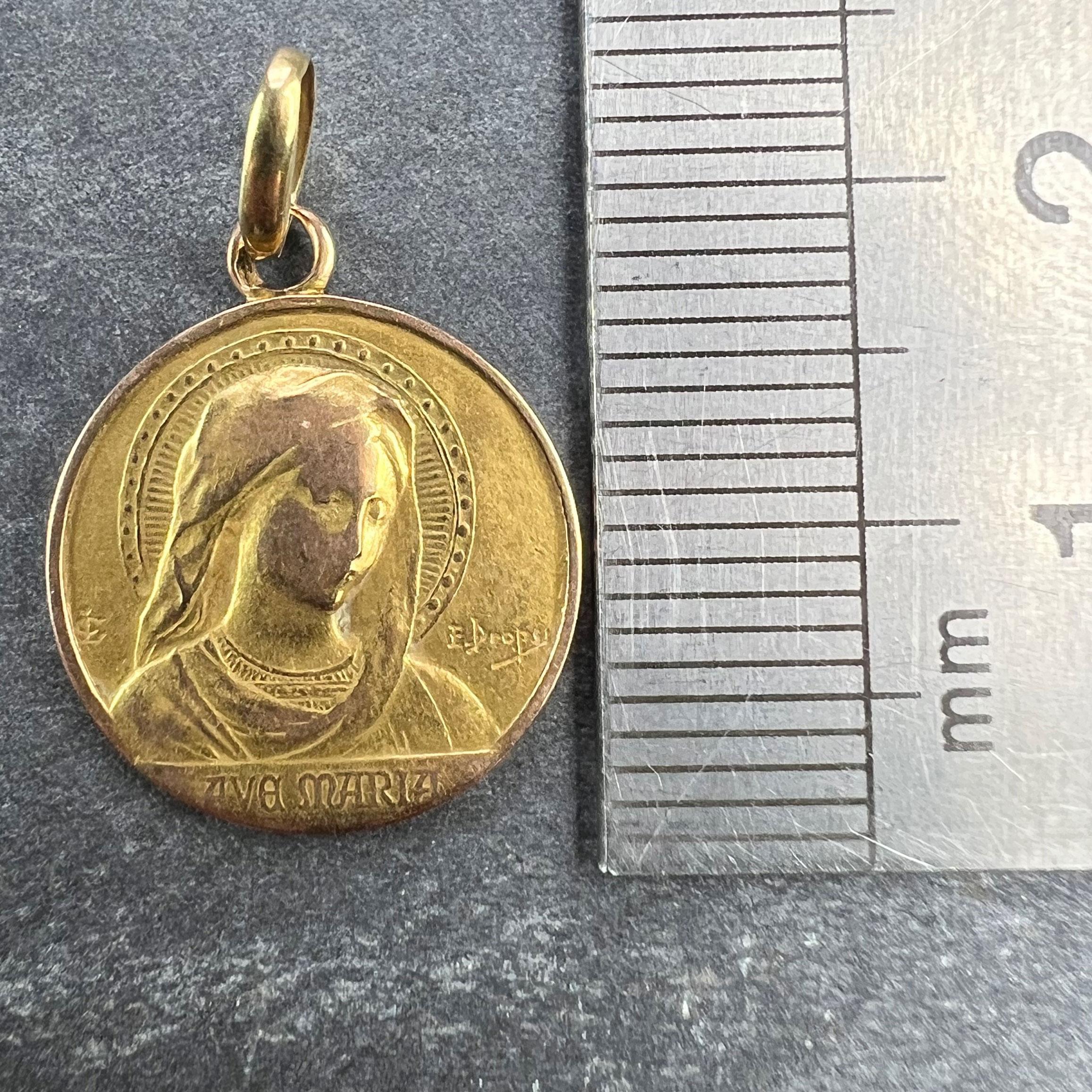 Ciondolo con charme in oro giallo 18 carati della Vergine Maria Ave Maria, francese, in gocce. in vendita 5