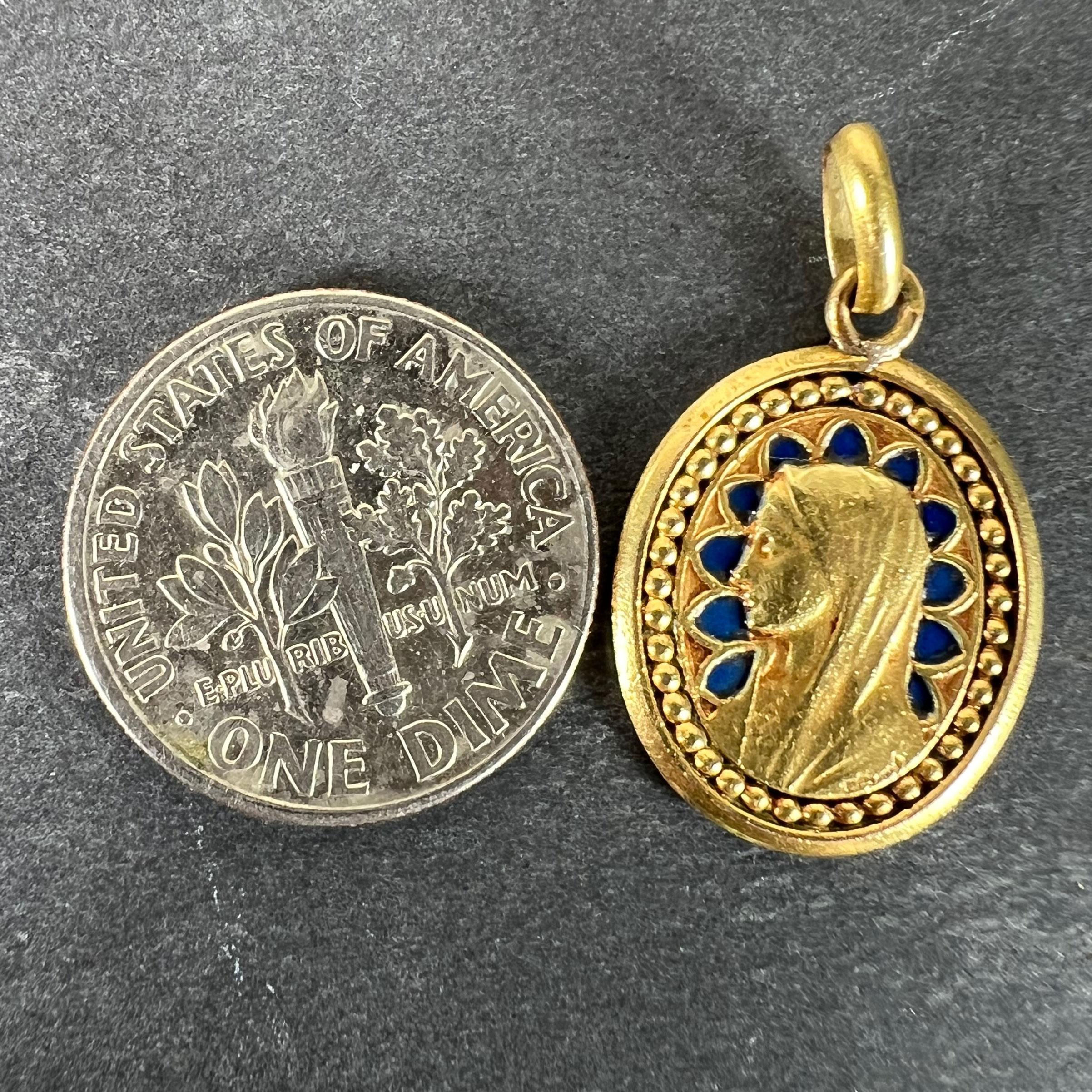 Médaille religieuse en or jaune 18K avec pendentif Vierge Marie en émail bleu en vente 6