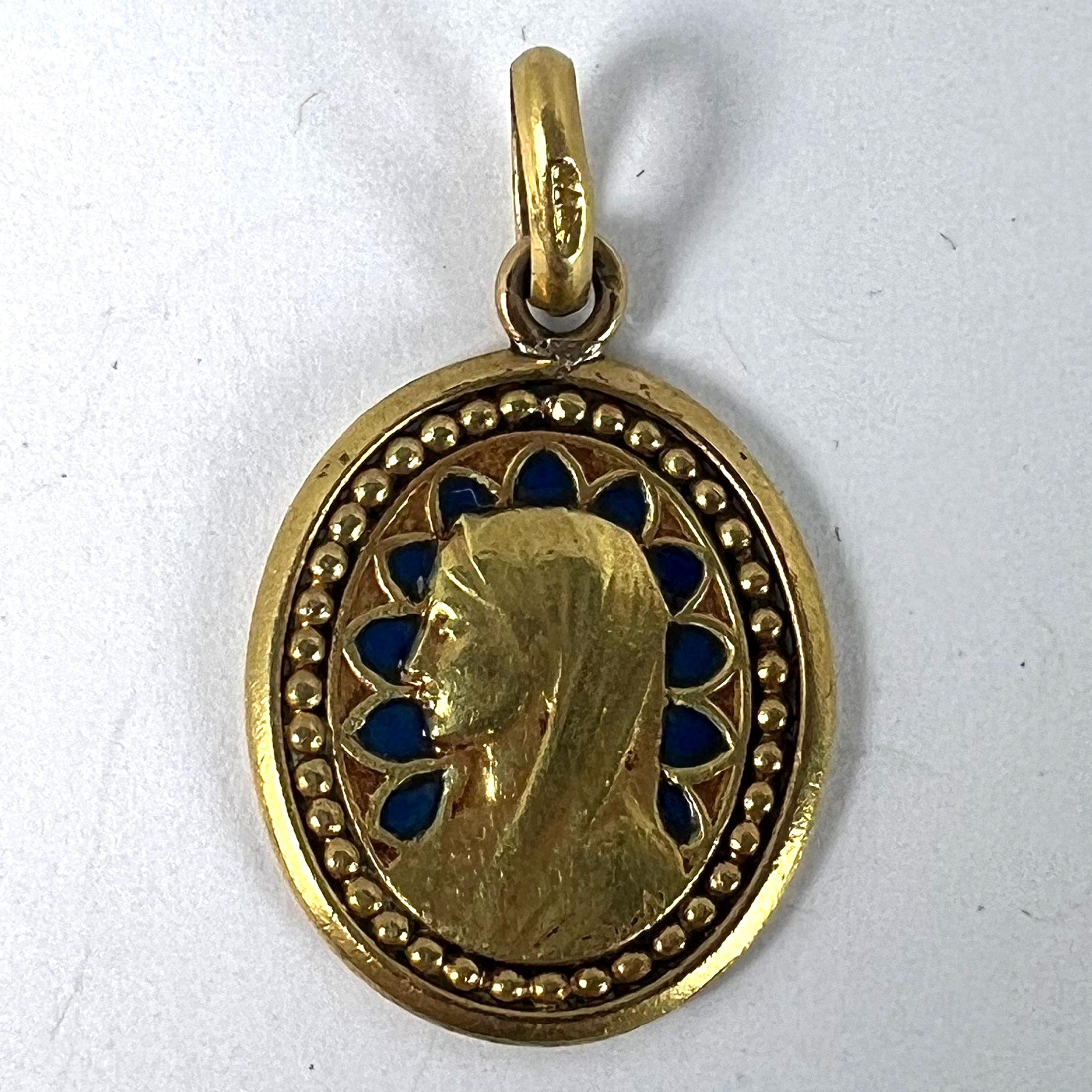Médaille religieuse en or jaune 18K avec pendentif Vierge Marie en émail bleu en vente 7