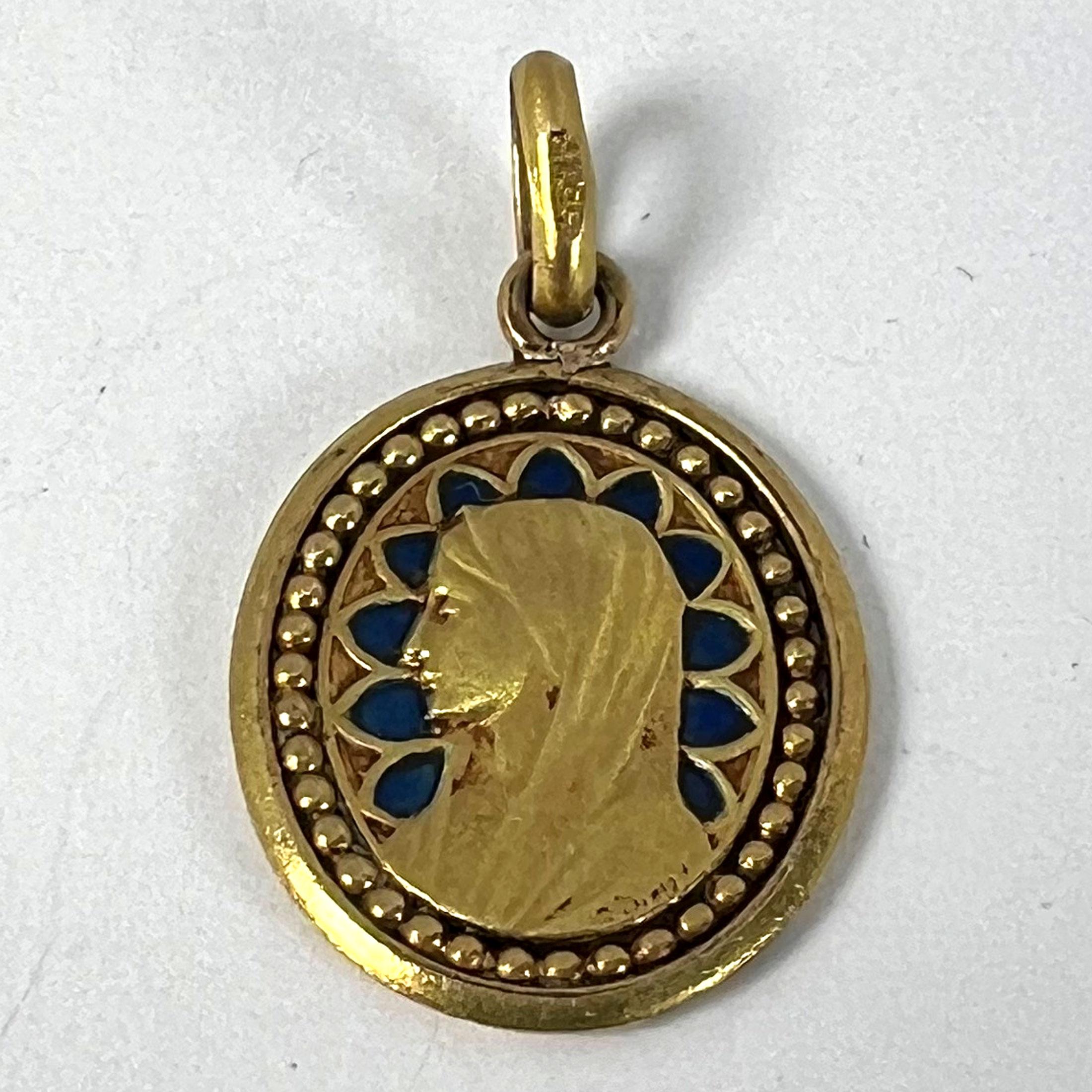 Médaille religieuse en or jaune 18K avec pendentif Vierge Marie en émail bleu en vente 8