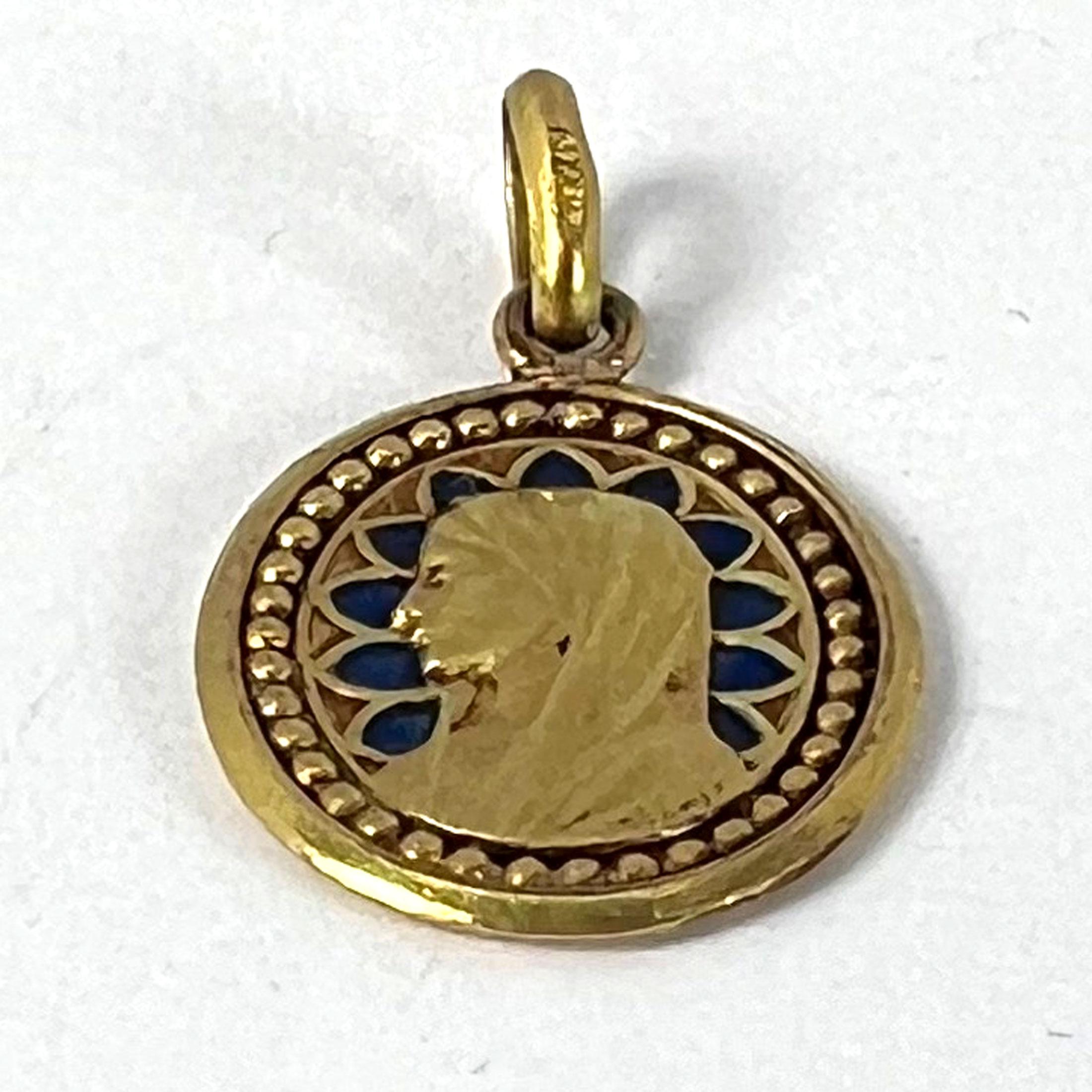 Médaille religieuse en or jaune 18K avec pendentif Vierge Marie en émail bleu en vente 9