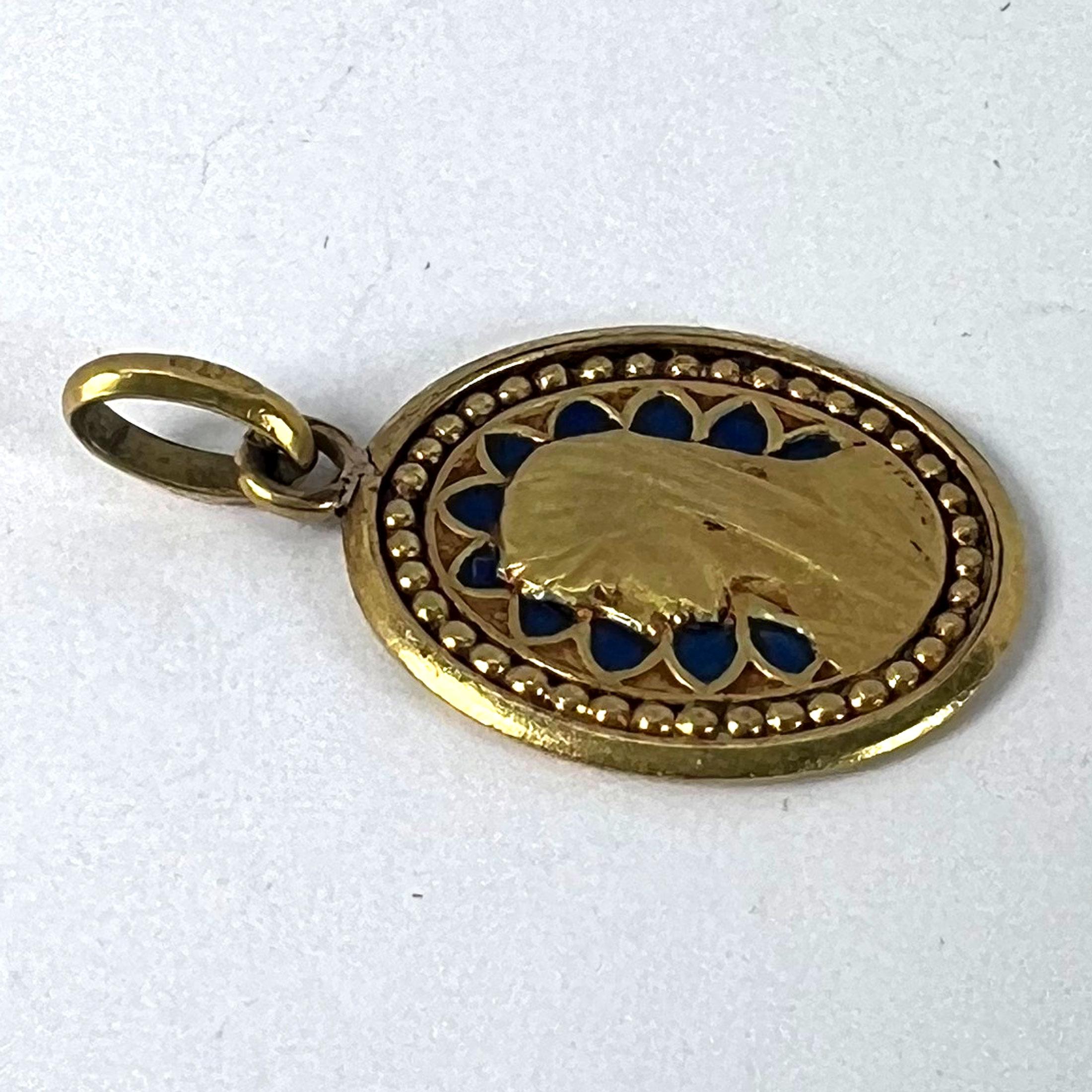 Médaille religieuse en or jaune 18K avec pendentif Vierge Marie en émail bleu en vente 10