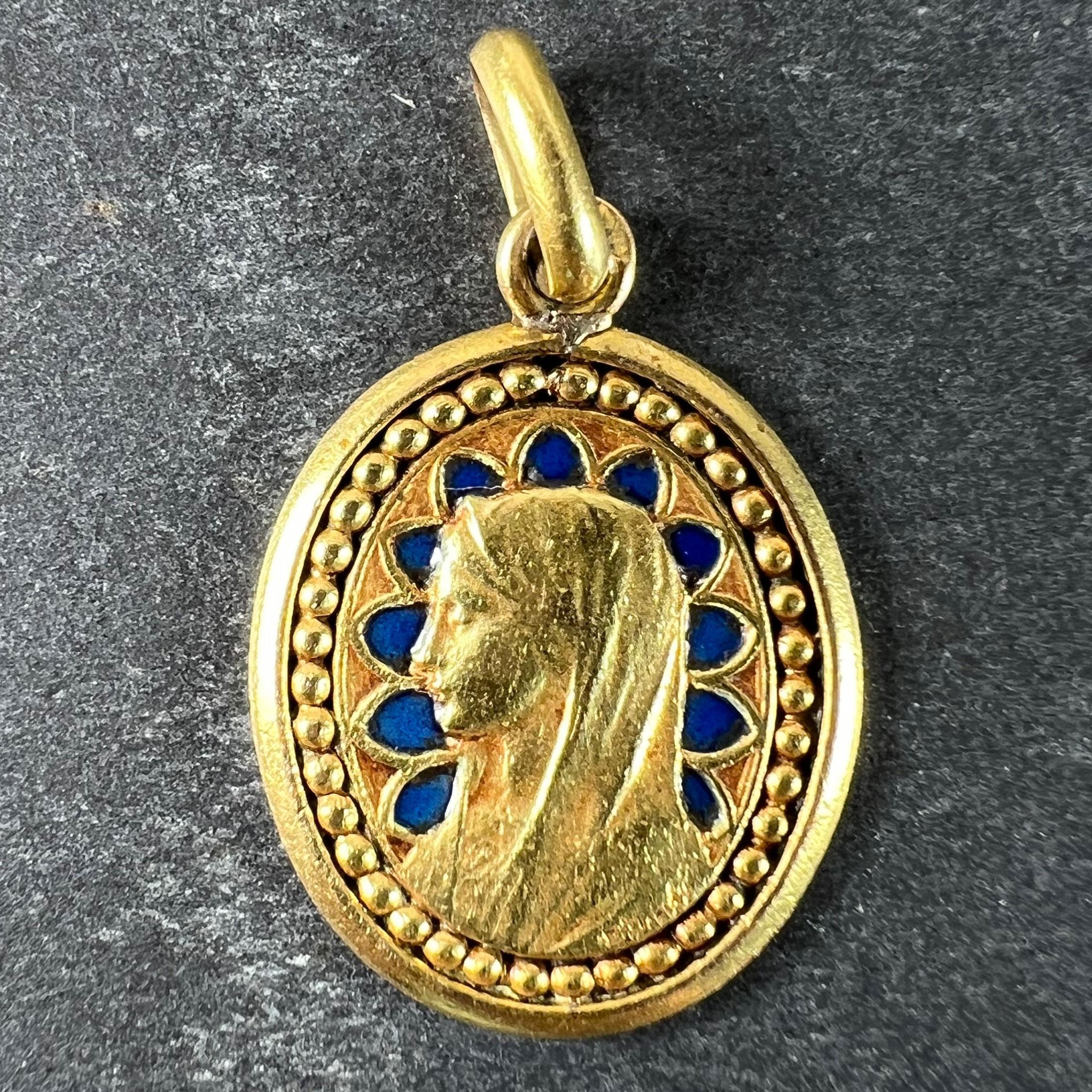 Pendentif à breloques ancien en or jaune 18 carats (18K) conçu comme une médaille ovale représentant la Vierge Marie avec des détails en émail bleu. Signé E Dropsy, estampillé de la tête d'aigle pour l'or 18 carats et de fabrication