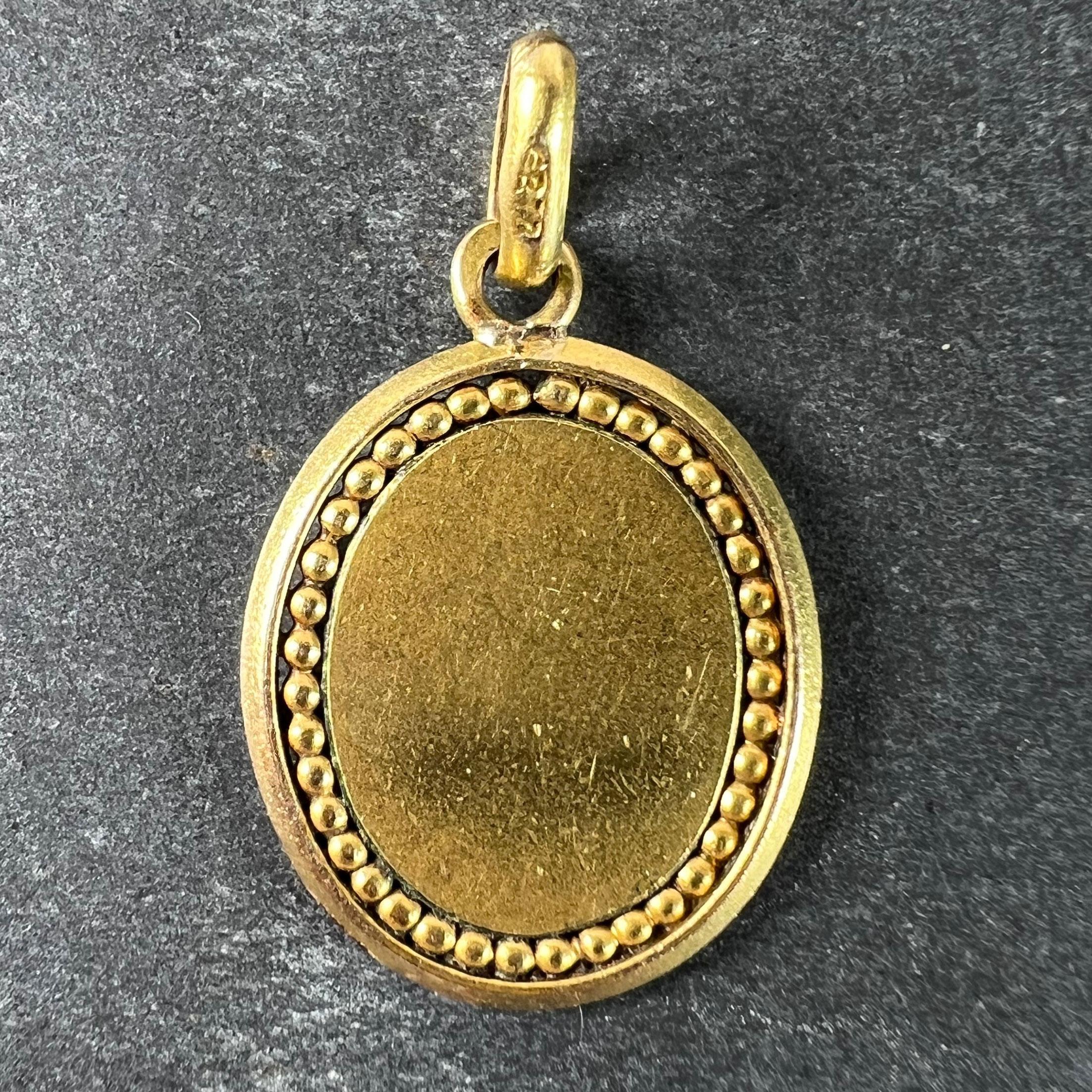 Médaille religieuse en or jaune 18K avec pendentif Vierge Marie en émail bleu Bon état - En vente à London, GB