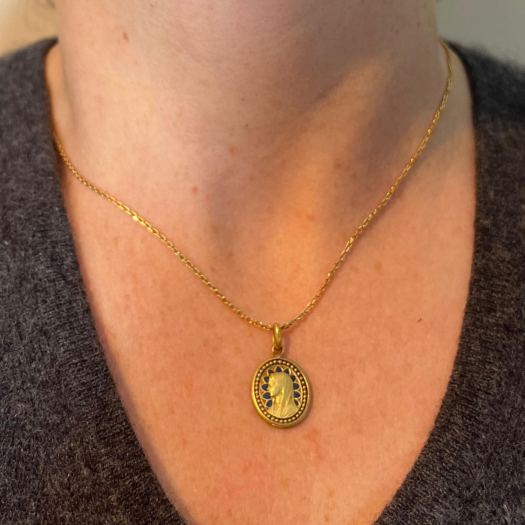 Médaille religieuse en or jaune 18K avec pendentif Vierge Marie en émail bleu Pour femmes en vente