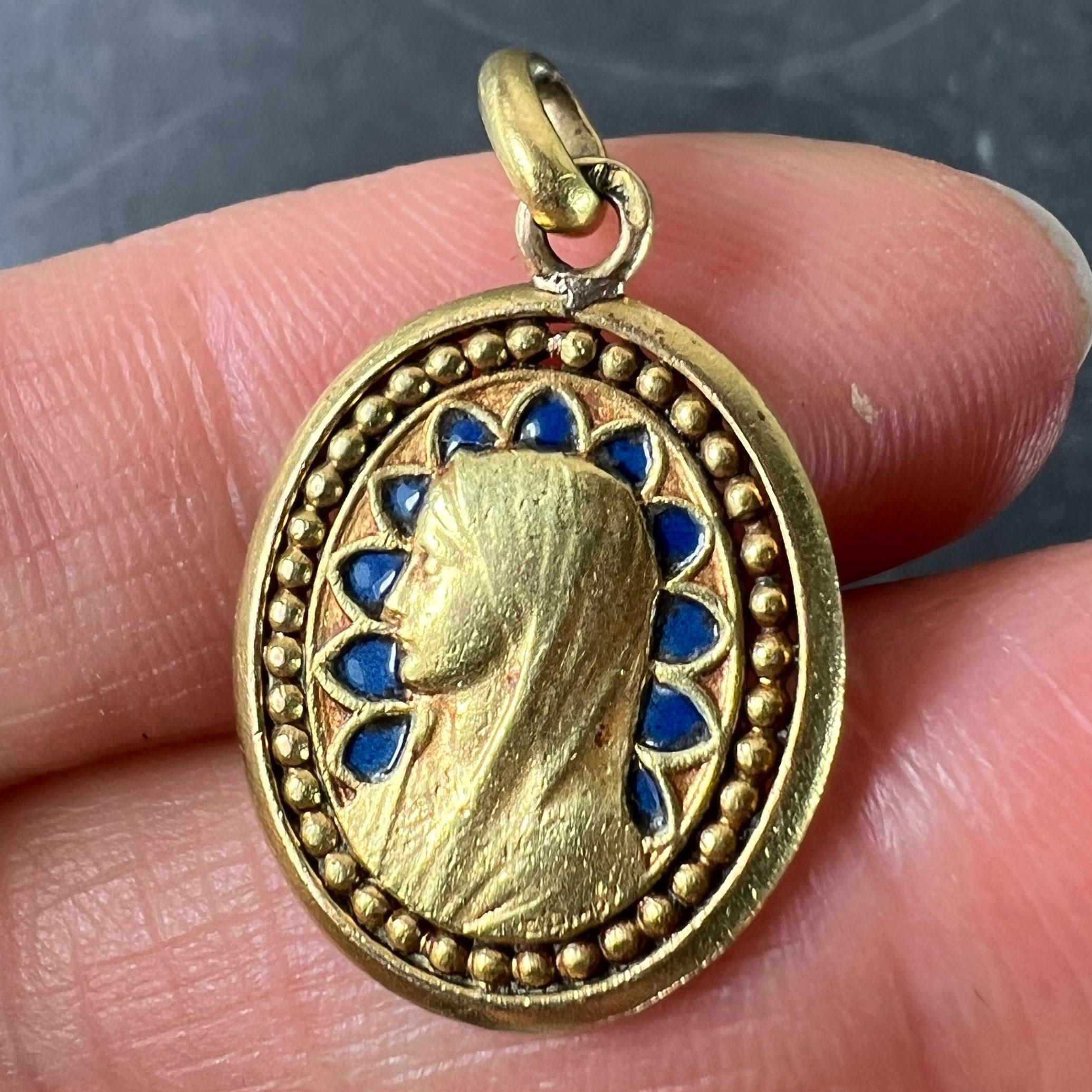 Médaille religieuse en or jaune 18K avec pendentif Vierge Marie en émail bleu en vente 1
