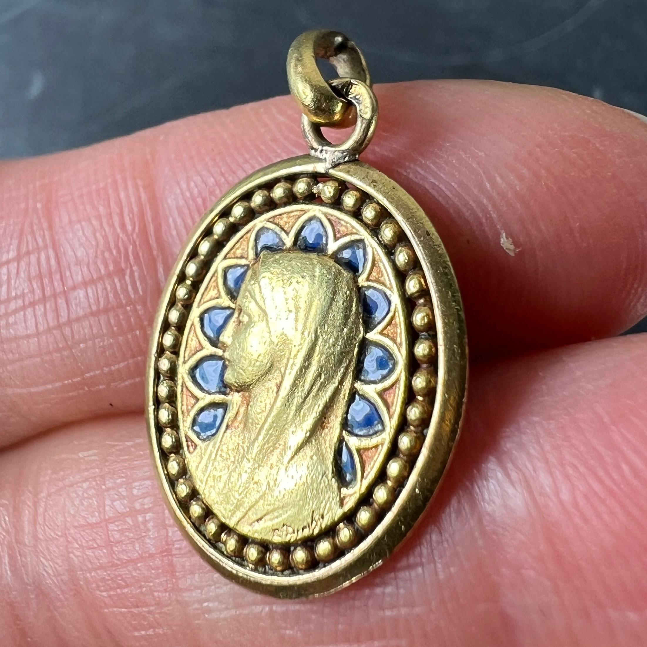 Médaille religieuse en or jaune 18K avec pendentif Vierge Marie en émail bleu en vente 2