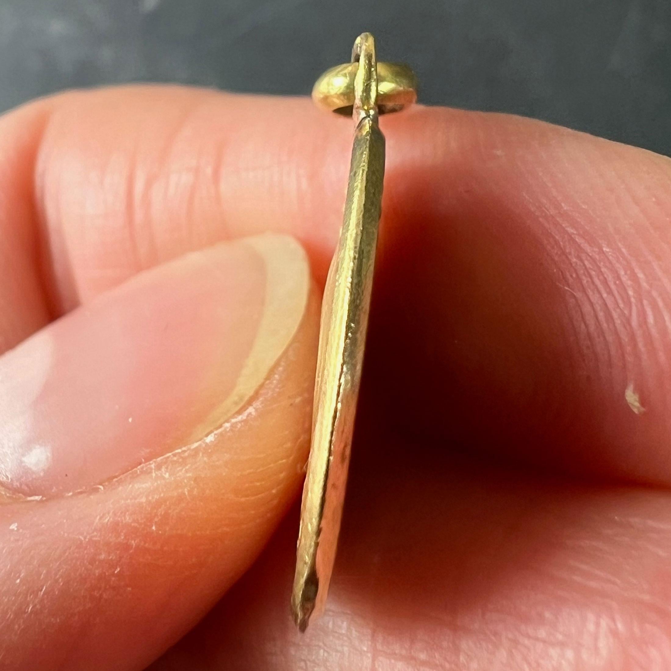 Médaille religieuse en or jaune 18K avec pendentif Vierge Marie en émail bleu en vente 3