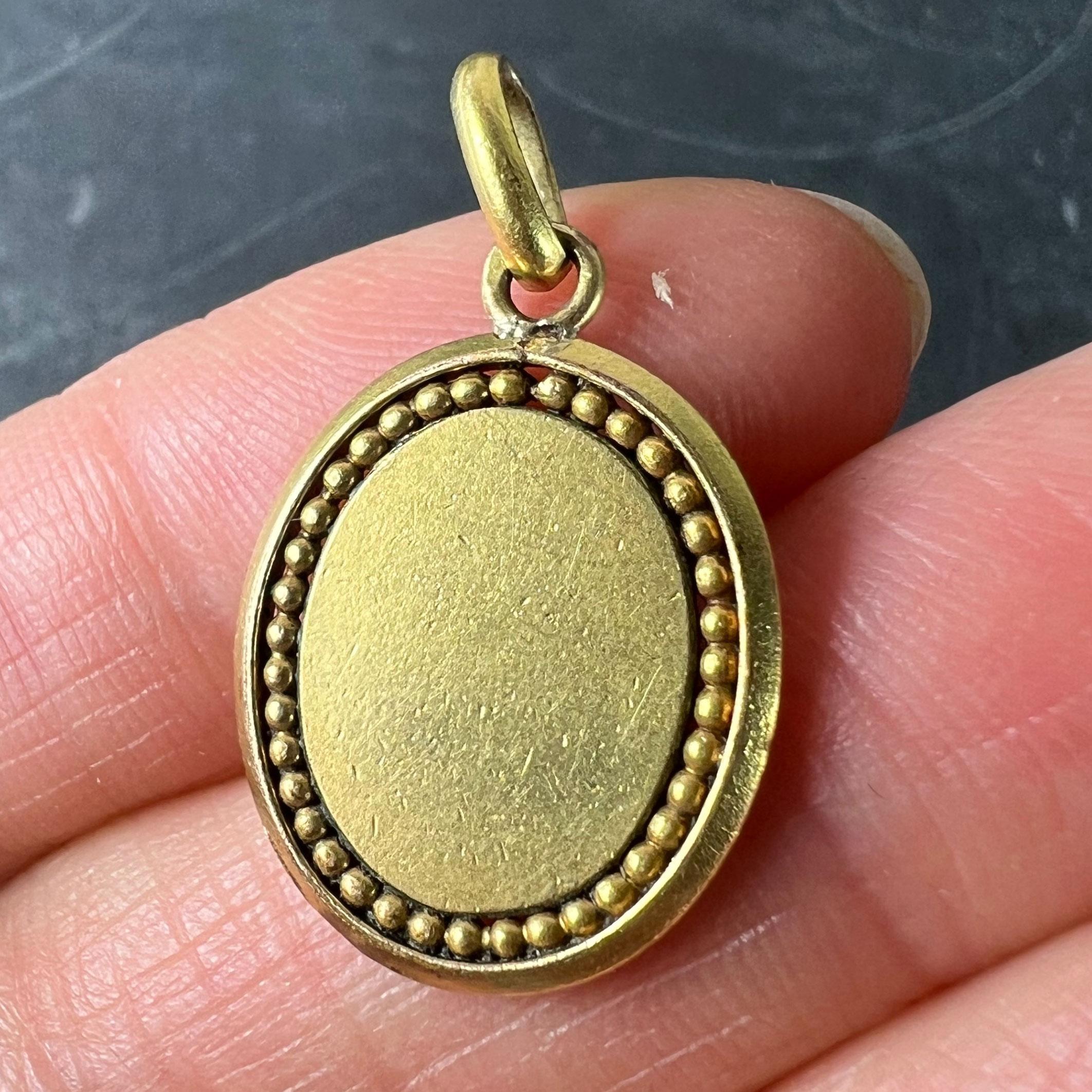Médaille religieuse en or jaune 18K avec pendentif Vierge Marie en émail bleu en vente 4
