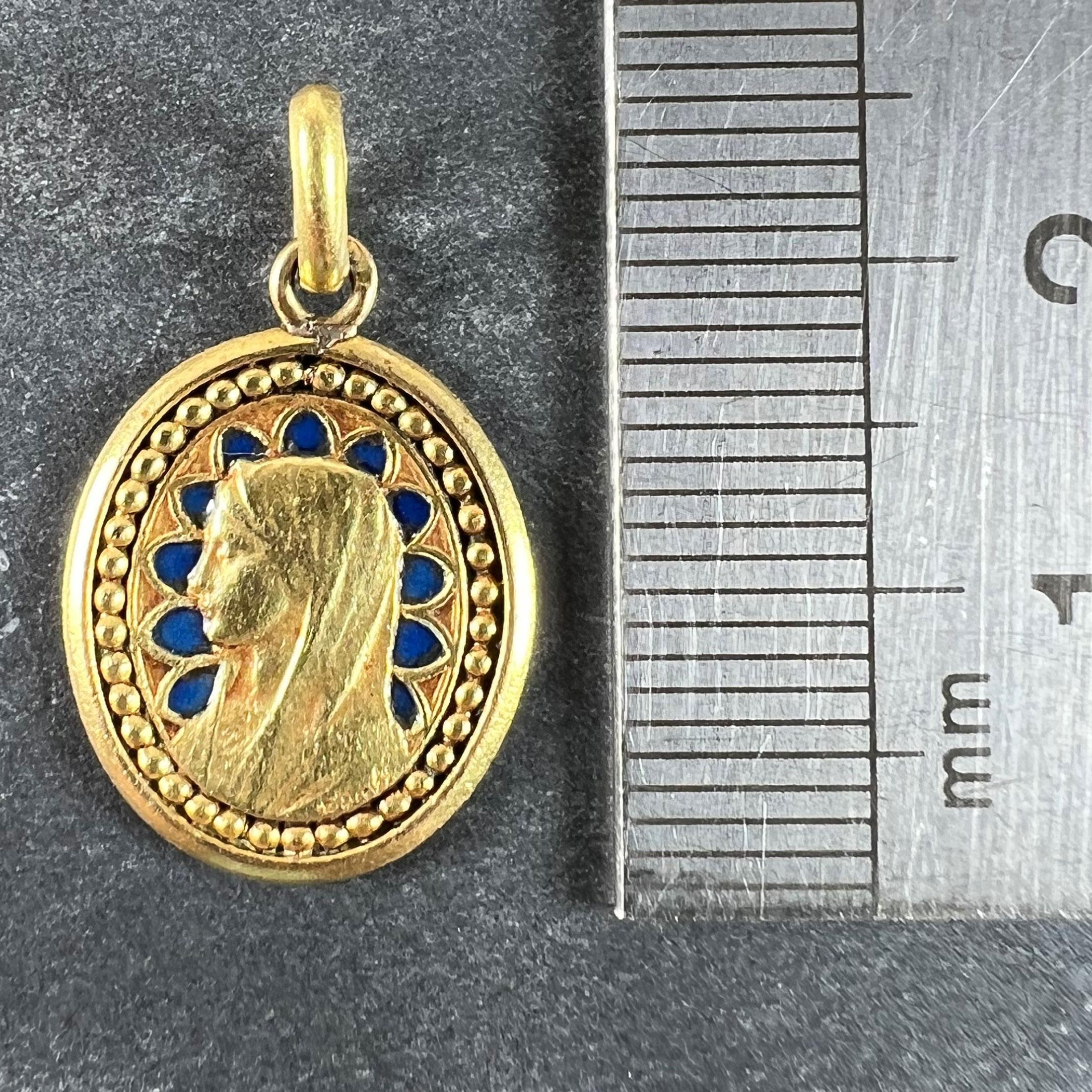 Médaille religieuse en or jaune 18K avec pendentif Vierge Marie en émail bleu en vente 5