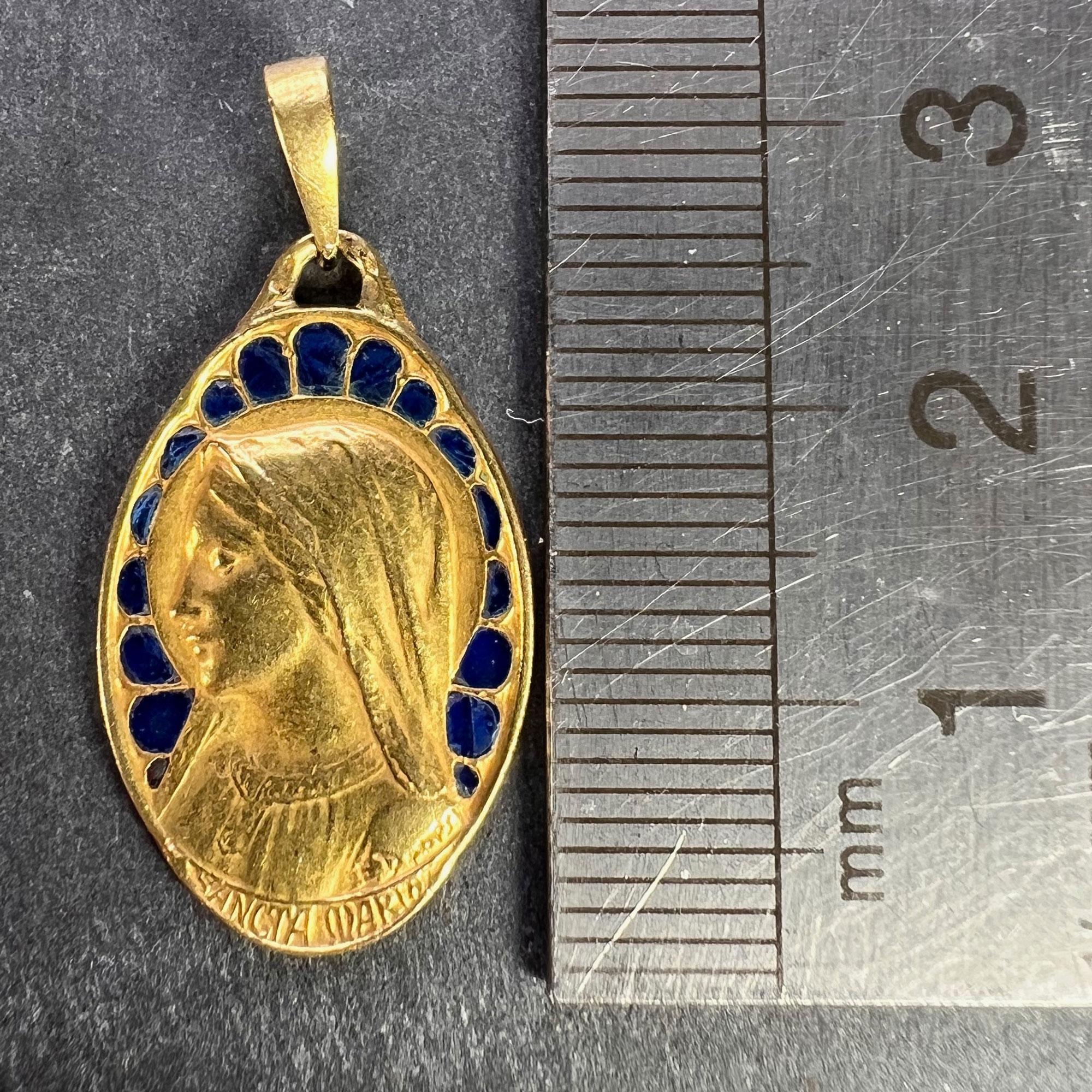 Médaille pendentif en or jaune 18K avec pendentif Vierge Marie Plique A Jour en émail en vente 6