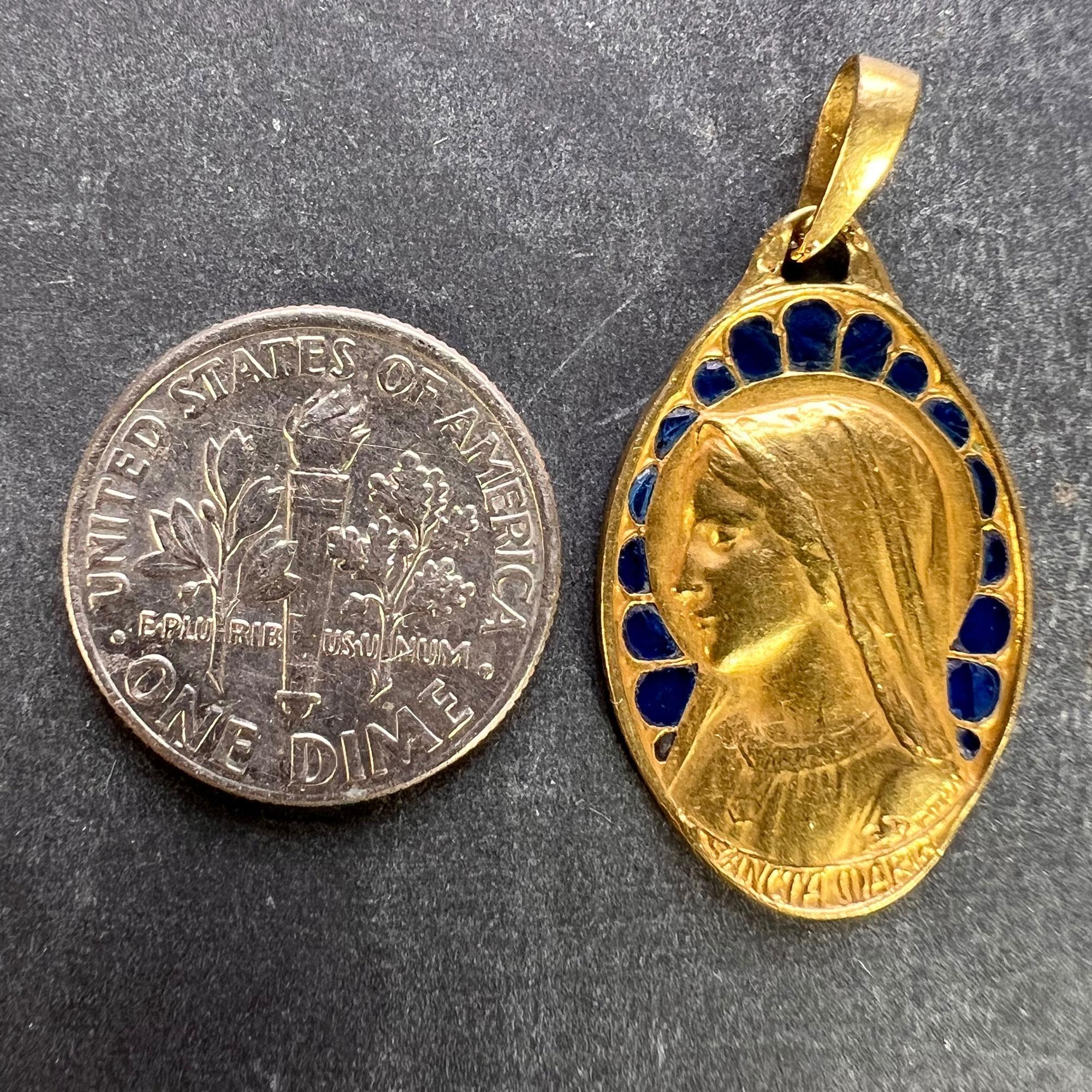 Médaille pendentif en or jaune 18K avec pendentif Vierge Marie Plique A Jour en émail en vente 7
