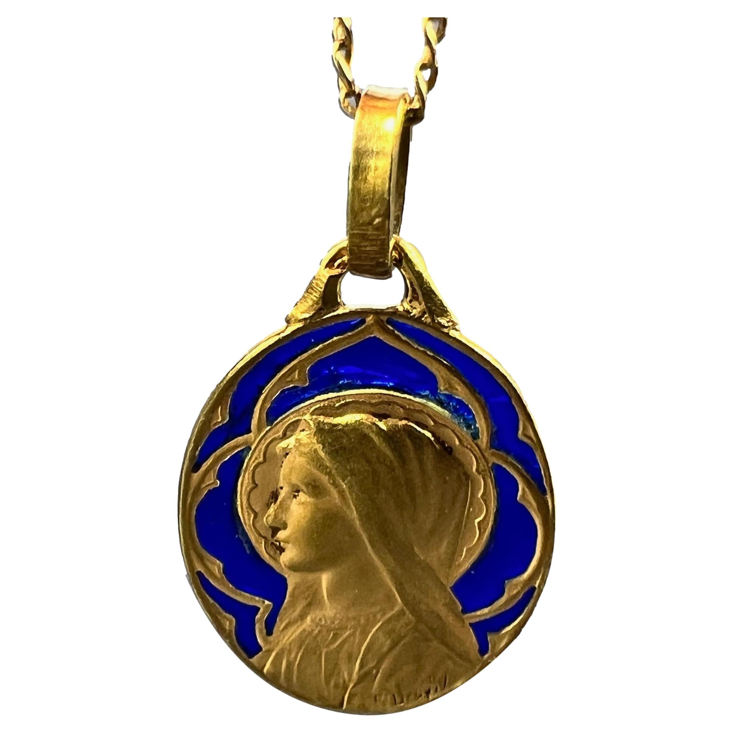 Französische Tropfenförmige Jungfrau Maria Plique A Jour Emaille 18K Gelbgold Anhänger Medaille im Angebot