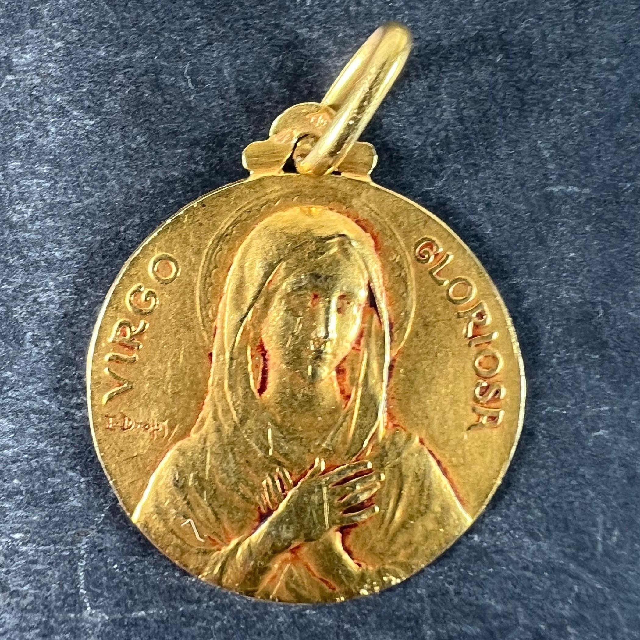 Colgante redondo de medalla de oro amarillo de 18 quilates (18K) diseñado como una medalla que representa a la Virgen María con las manos cruzadas sobre el corazón y las palabras 