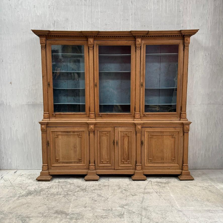 Oak glassato a secco
Vetro ondulato originale
Ripiani completamente regolabili nell'unità superiore
Serrature e chiavi funzionanti
Viene fornito in due pezzi
Diametro della base 45 cm
Diametro superiore 22 cm