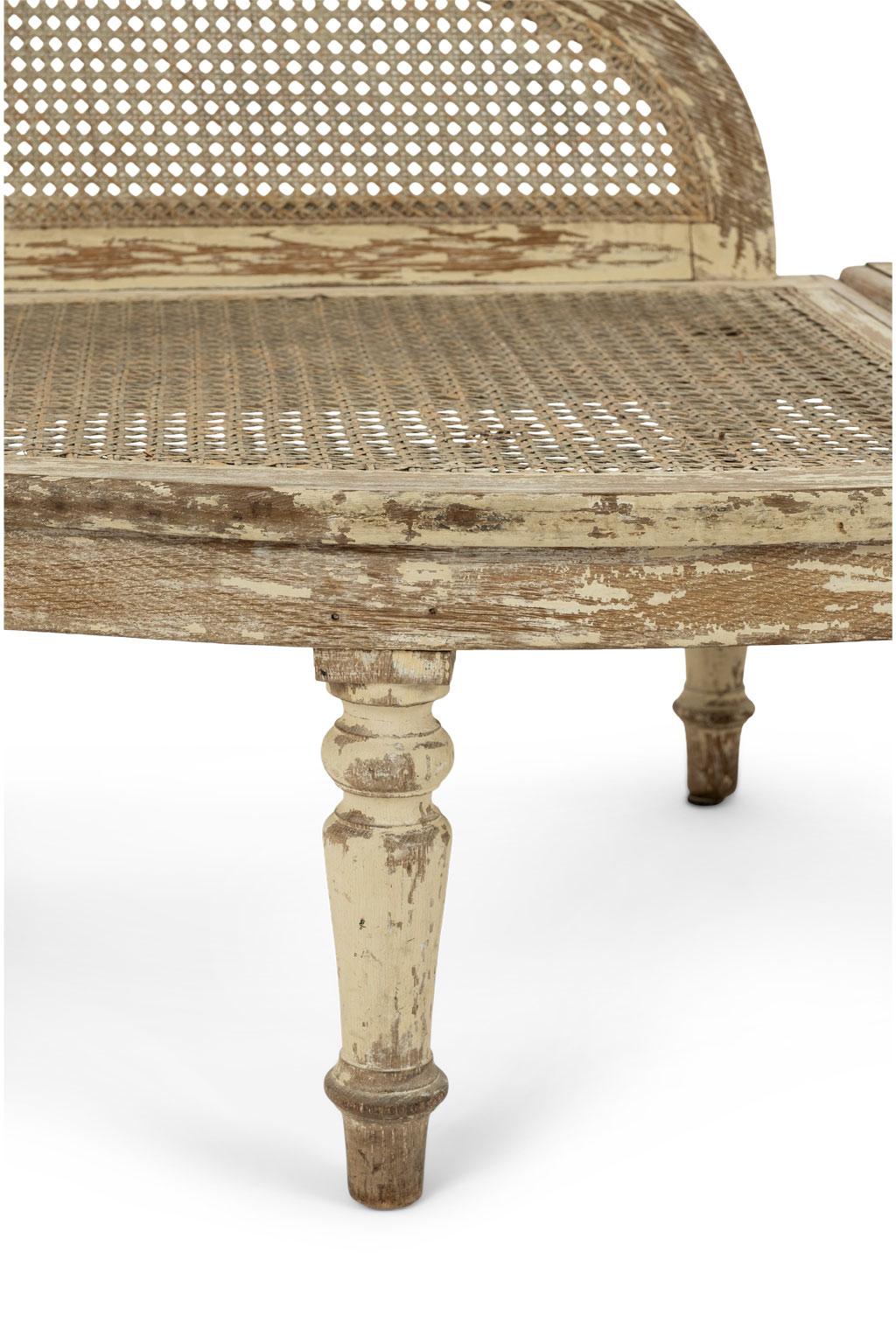 Settee en deux parties peinte vert clair-beige État moyen - En vente à Houston, TX