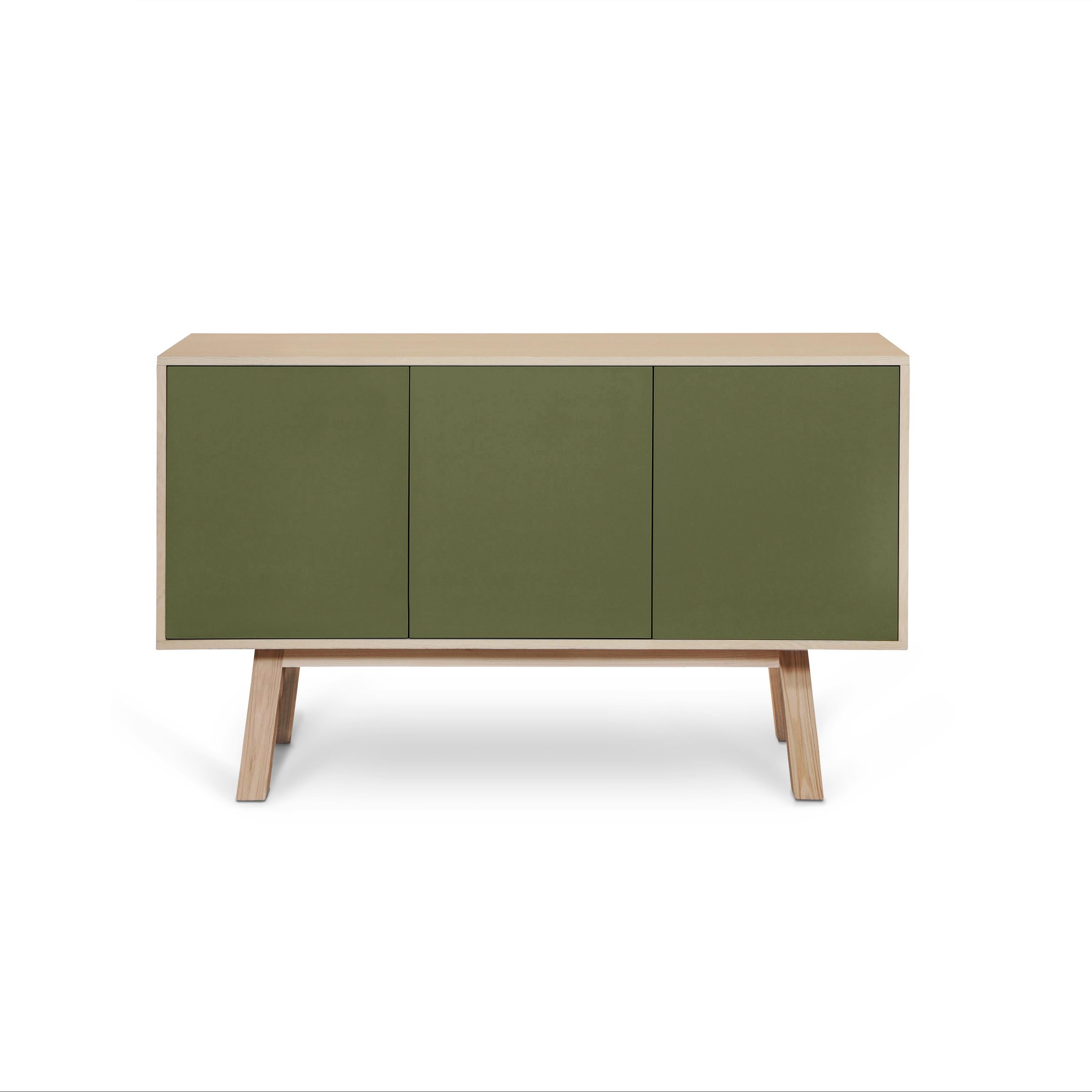 Este aparador de 3 puertas está fabricado 100% en Francia en roble, chapa de roble y con puertas lacadas en paneles de MDF. 

Las 3 puertas se abren con una presión de 