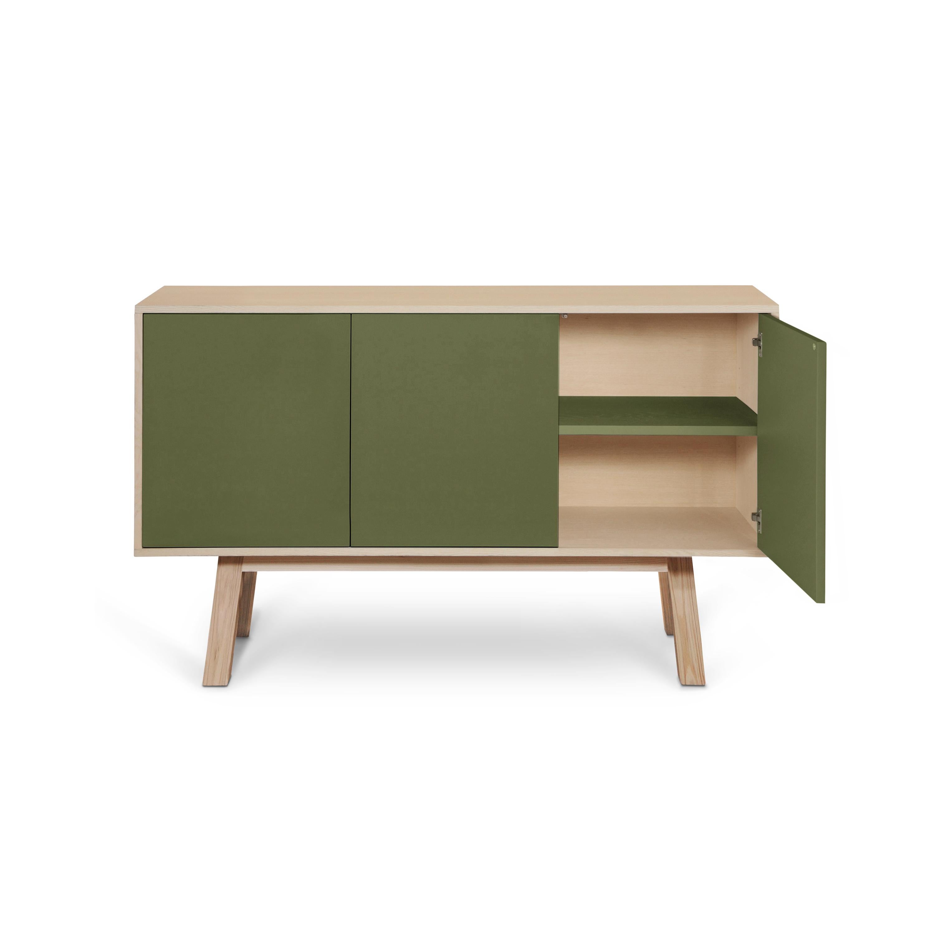 Aparador verde de 3 puertas, artesanal y duradero, del diseñador Eric Gizard Paris Escandinavo moderno en venta