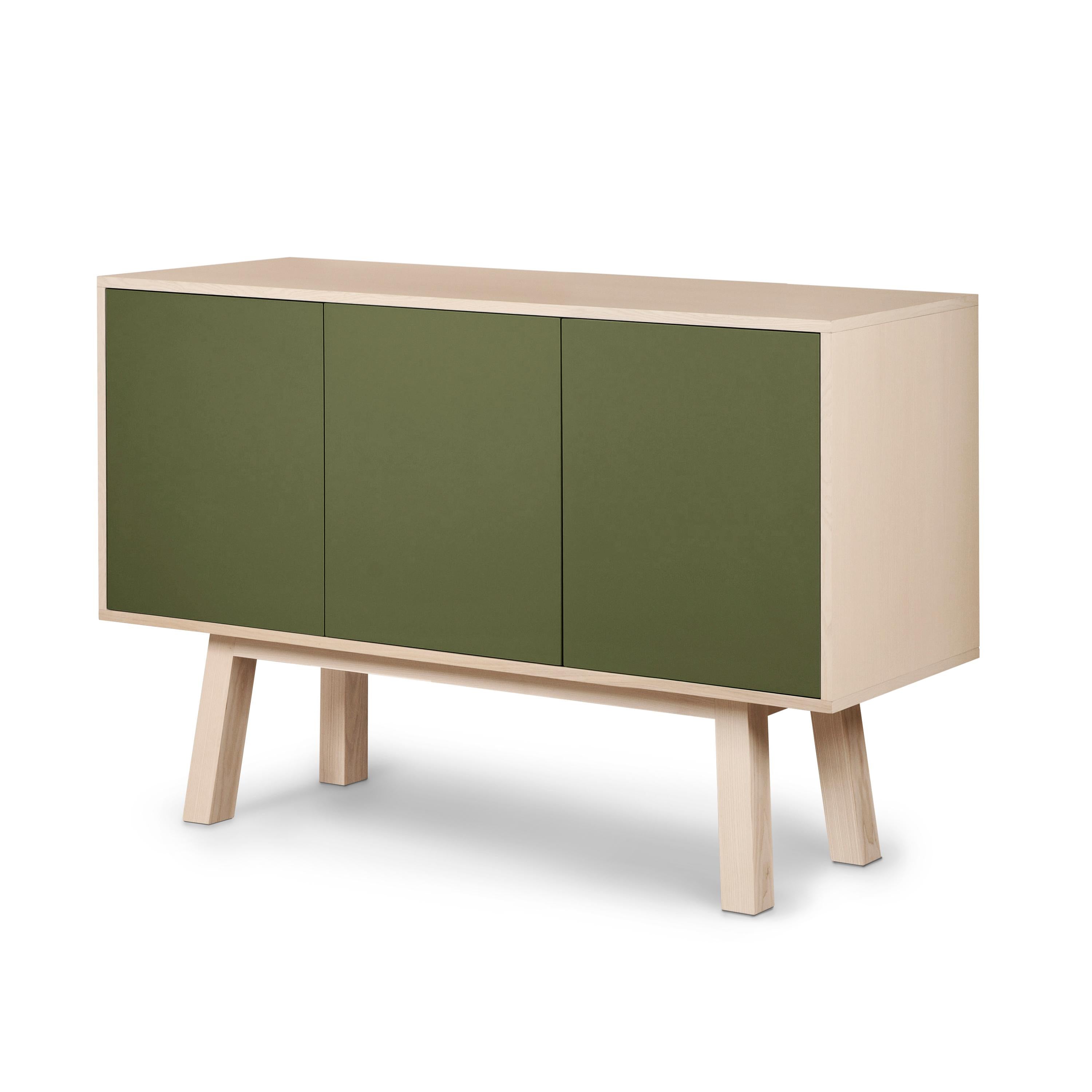 Aparador verde de 3 puertas, artesanal y duradero, del diseñador Eric Gizard Paris Lacado en venta