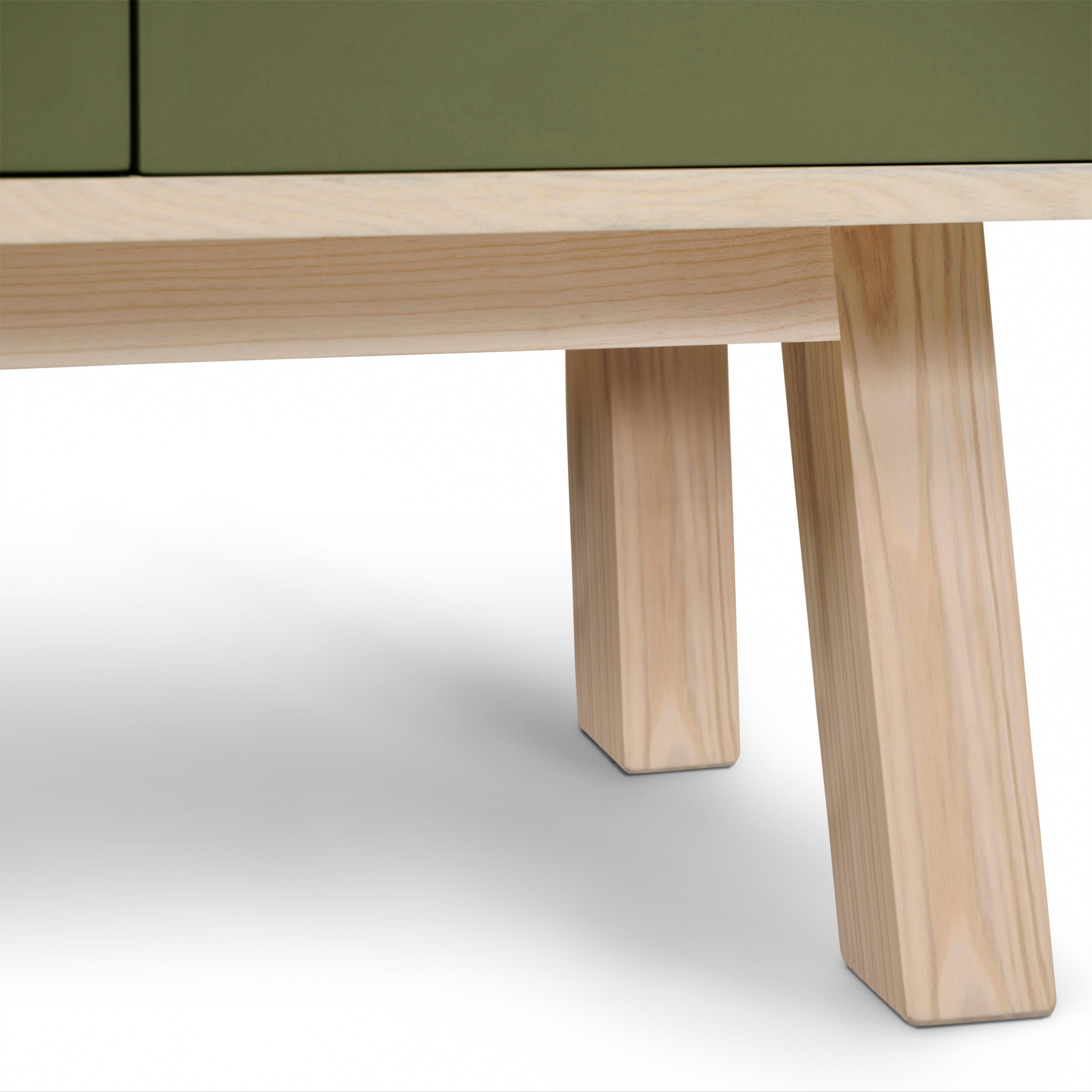 Aparador verde de 3 puertas, artesanal y duradero, del diseñador Eric Gizard Paris Madera en venta