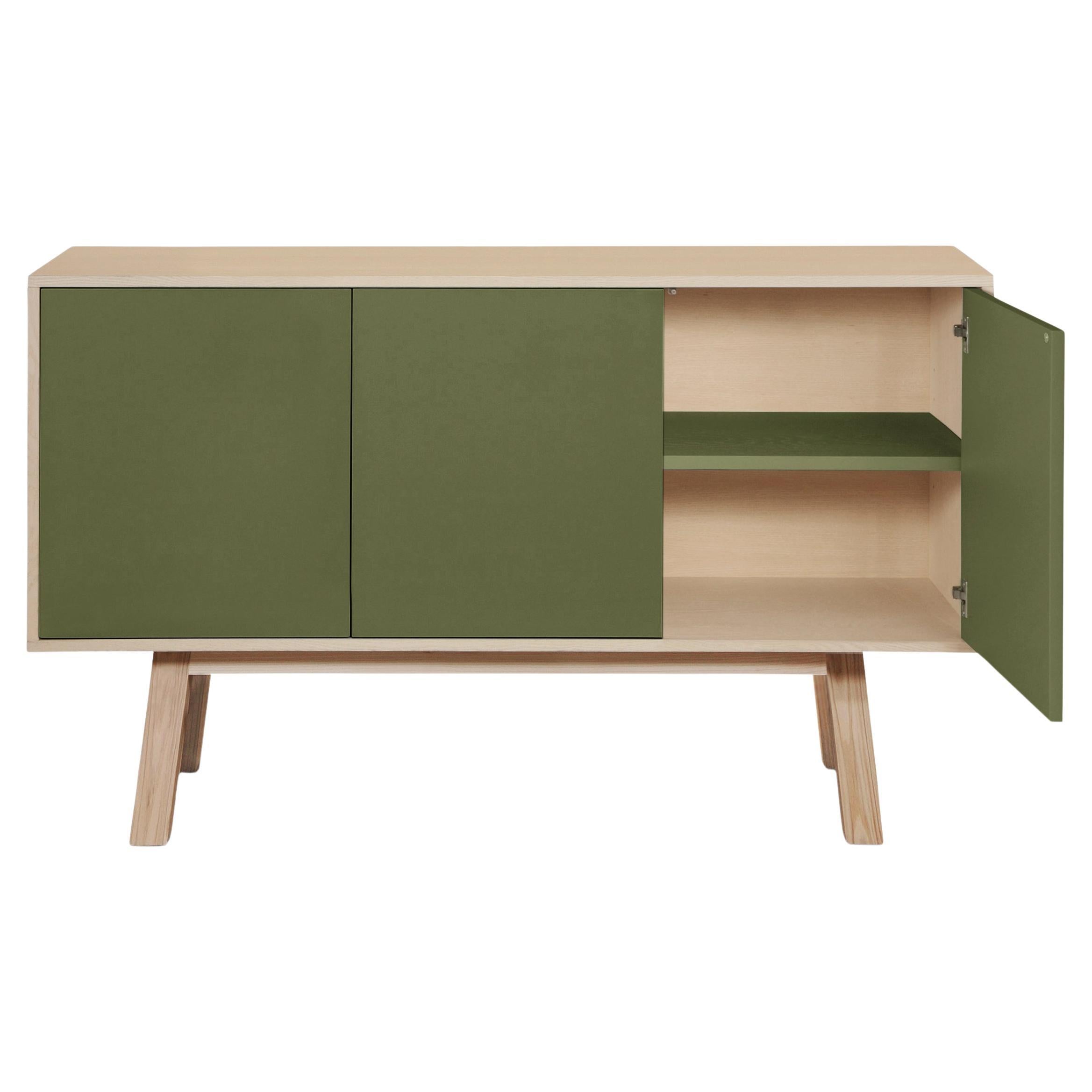Aparador verde de 3 puertas, artesanal y duradero, del diseñador Eric Gizard Paris en venta