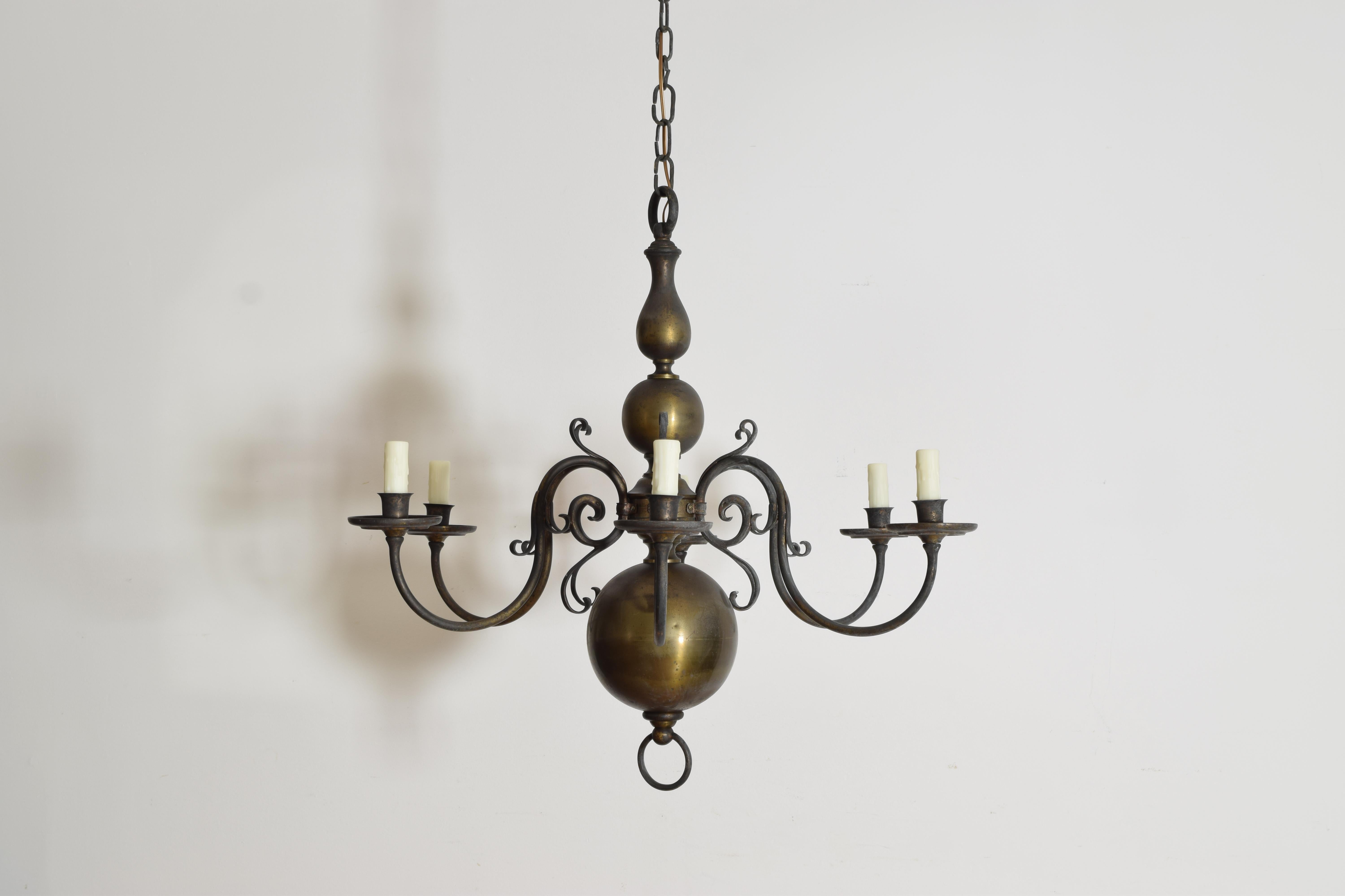Français Lustre à 6 lumières en laiton de style baroque hollandais français, vers 1800 en vente