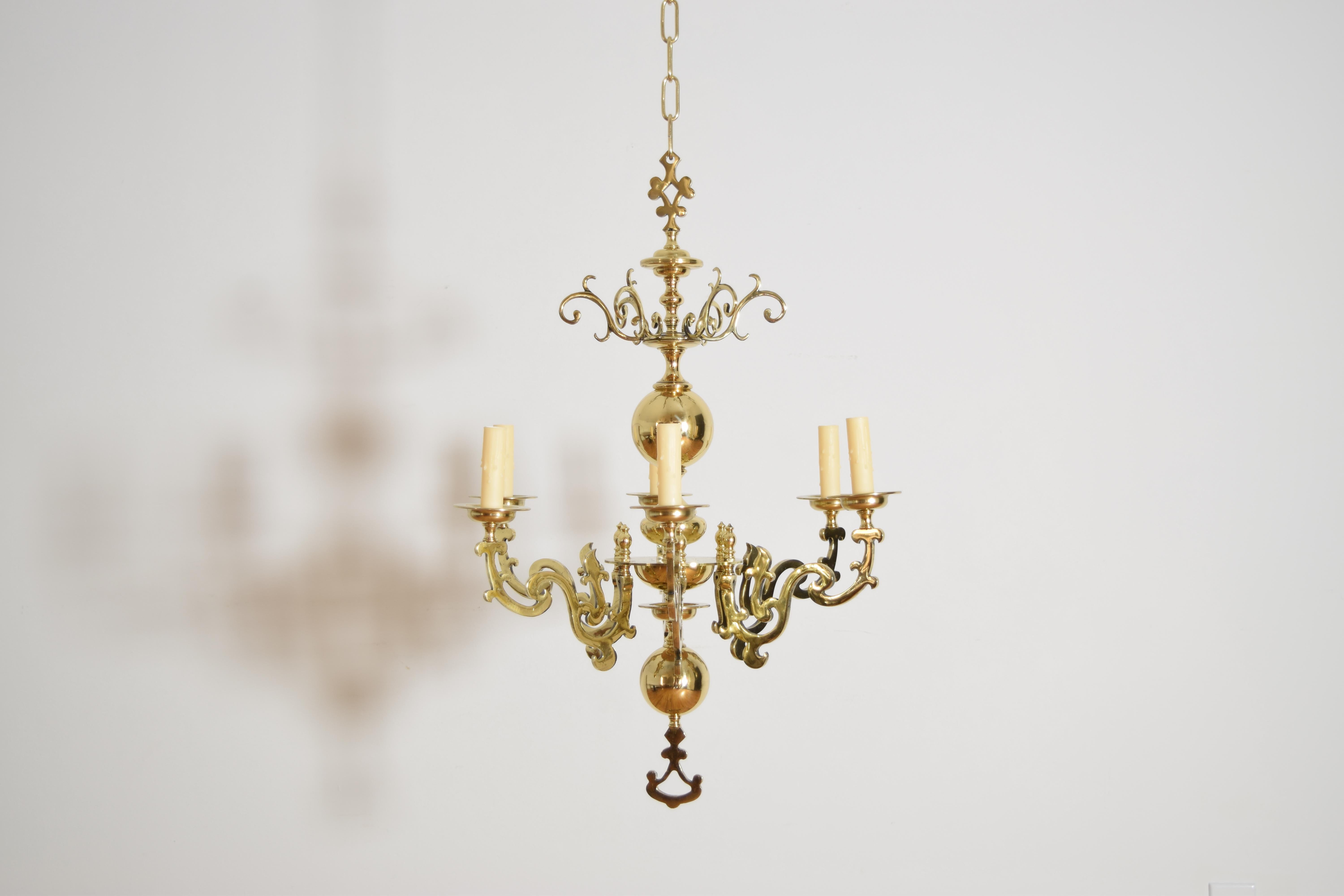 Francese Lampadario a 6 luci in ottone fuso in stile olandese francese, prima metà del XIX secolo in vendita