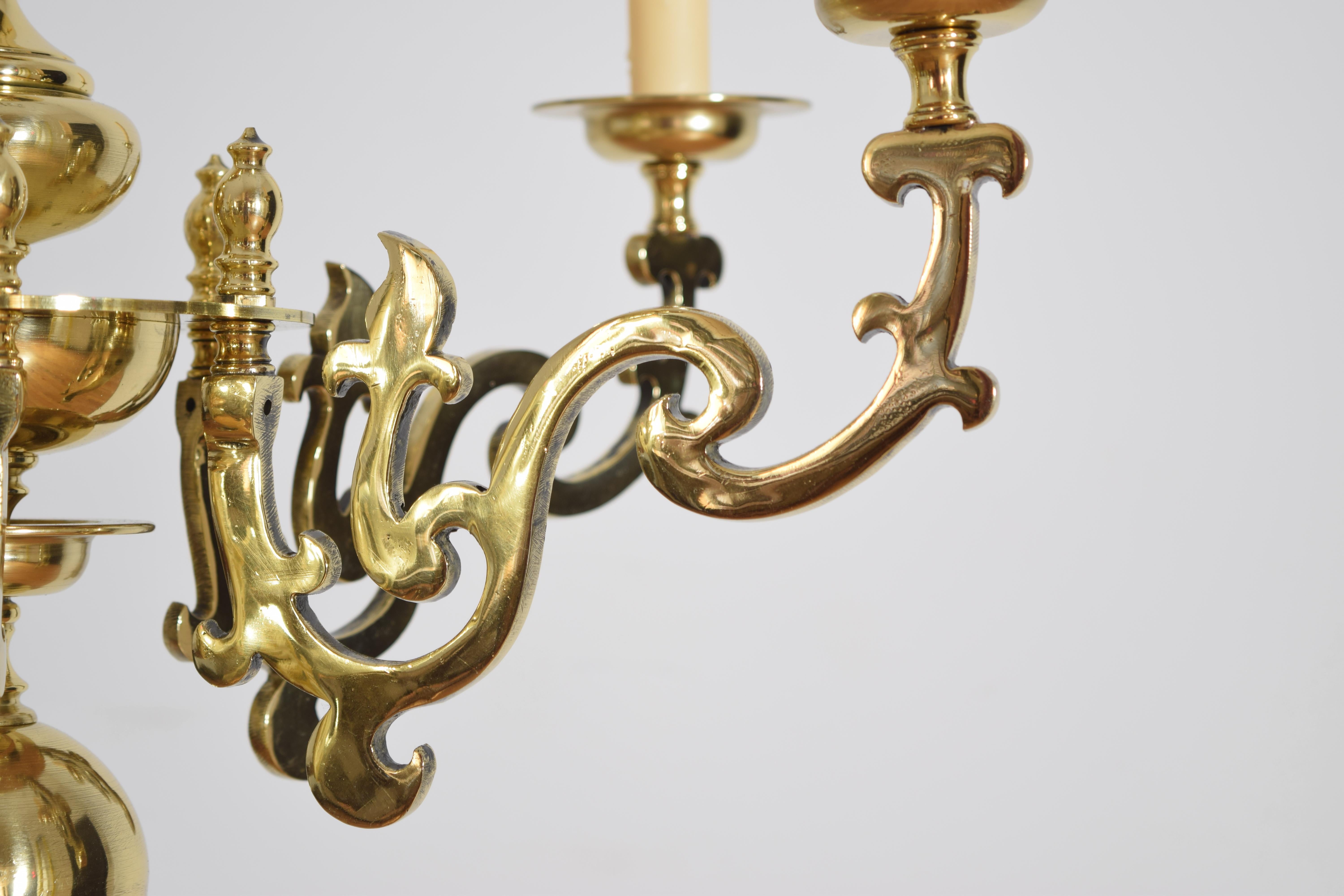 Ottone Lampadario a 6 luci in ottone fuso in stile olandese francese, prima metà del XIX secolo in vendita