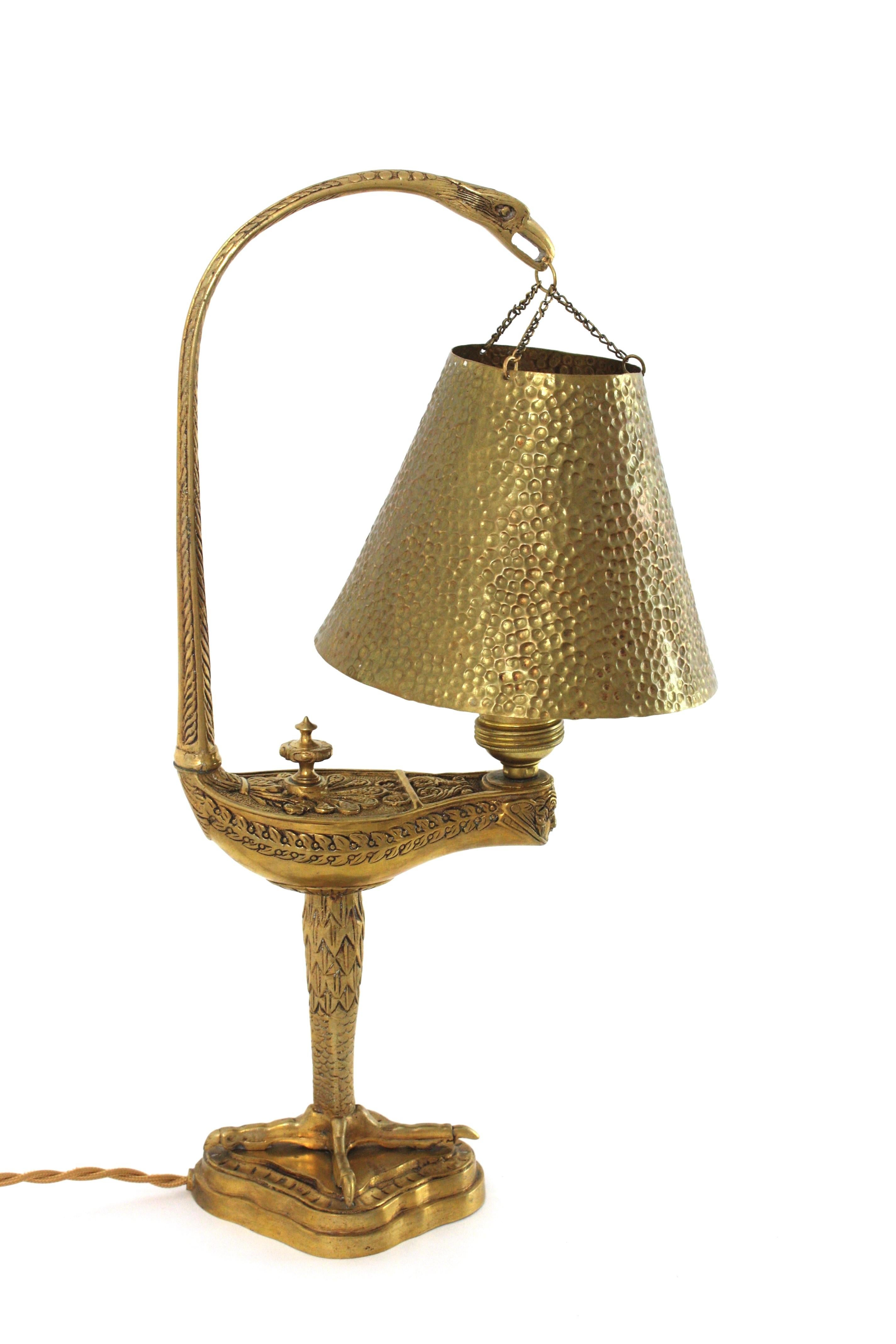 Lámpara de escritorio Art Decó diseño de pájaro, latón y latón Repoussé. Francia, años 1920-1930.
Lámpara de escritorio o sobremesa de latón macizo con una figura de águila y una pantalla de latón repoussé que cuelga de su pico. 
Esta lámpara de