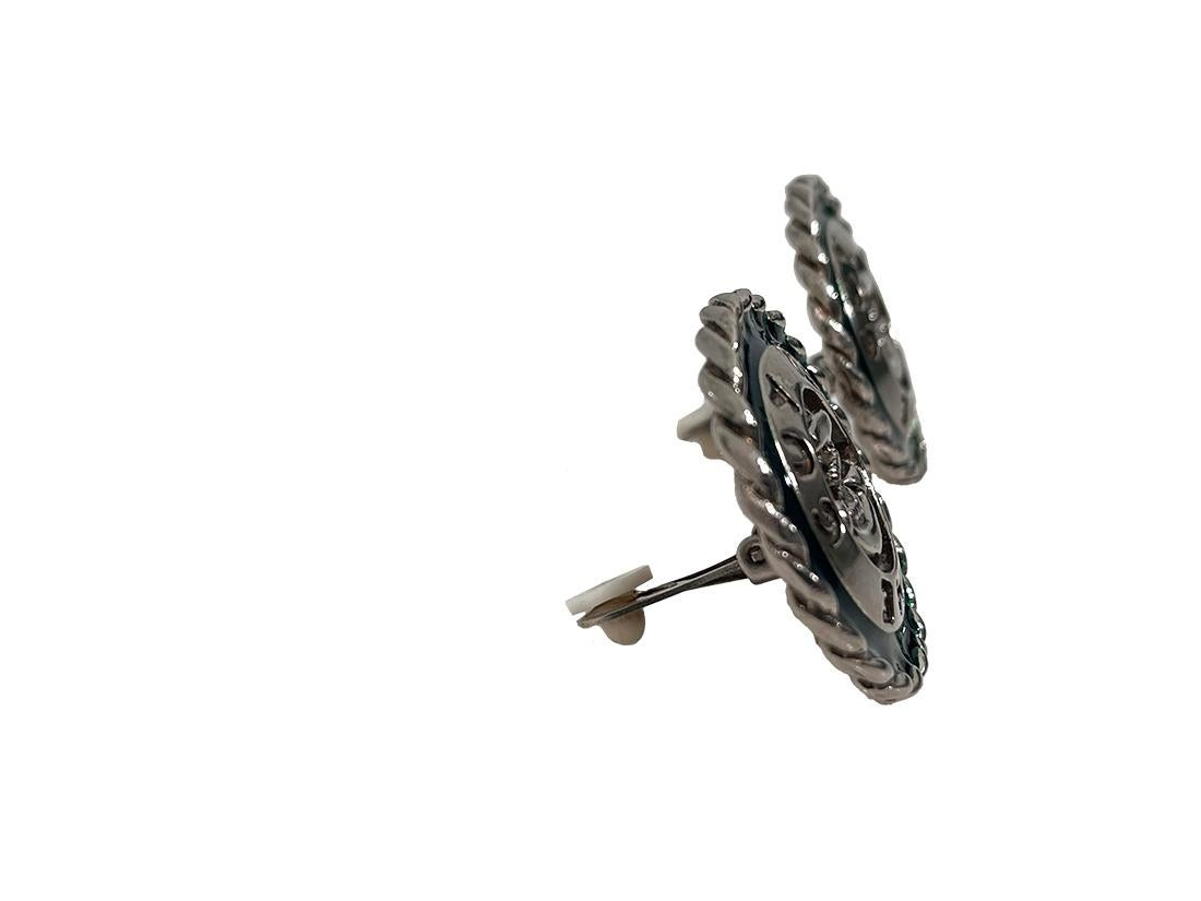 French ear clips by Guy Laroche, 1980s

A set of earrings by Guy Laroche with clip system. Silver metal earrings with green enamel. Round earrings with an anchor in the middle surrounding a silver-colored circle with the text Guy Laroche. The outer