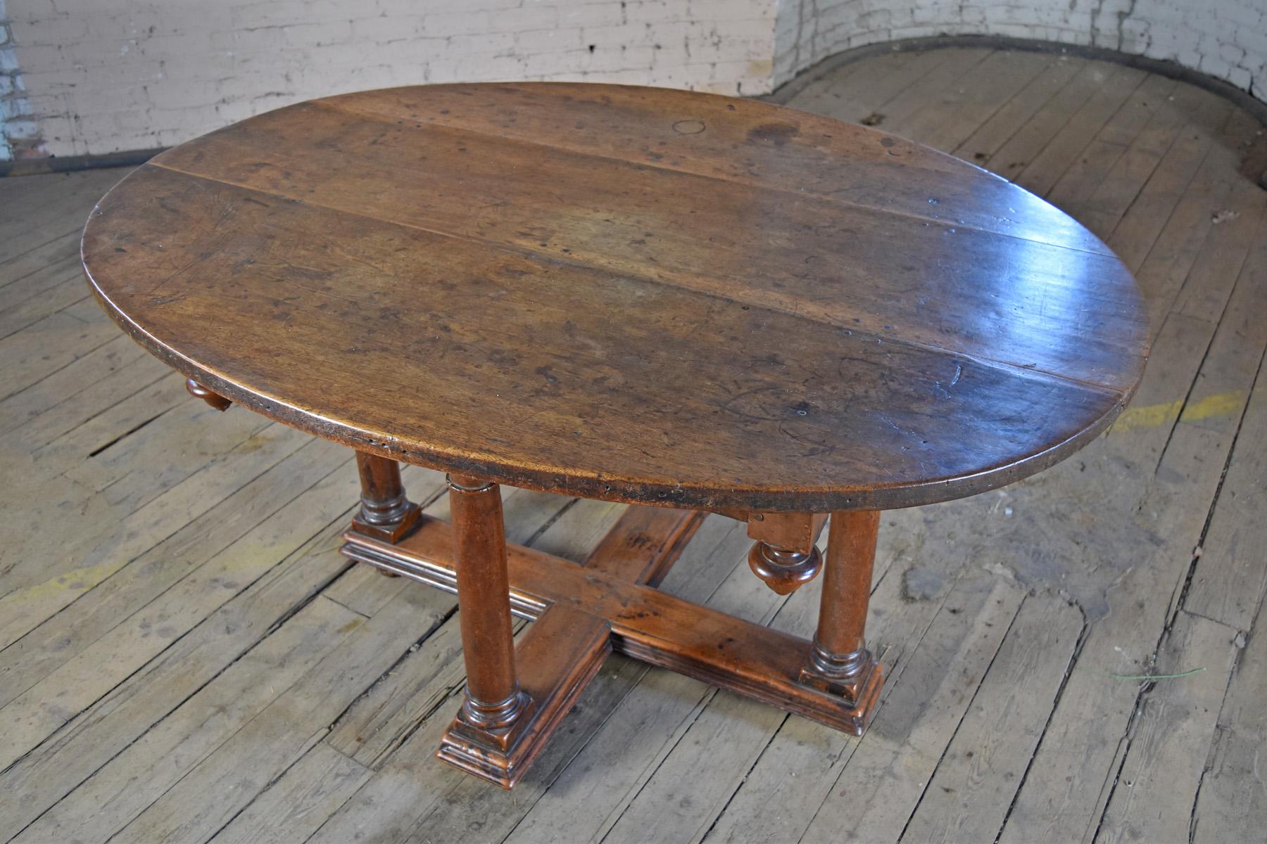 Renaissance Table de centre de table ou de salle à manger ovale Henry IV du début du 17ème siècle en noyer français en vente