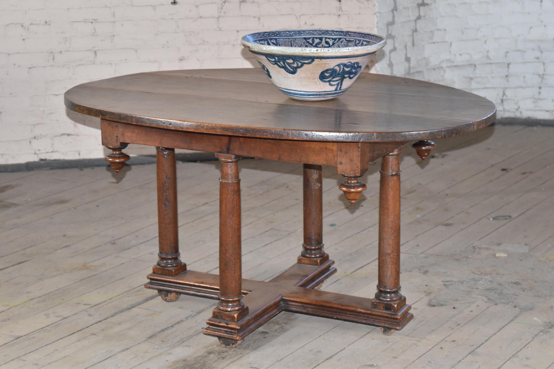 Français Table de centre de table ou de salle à manger ovale Henry IV du début du 17ème siècle en noyer français en vente