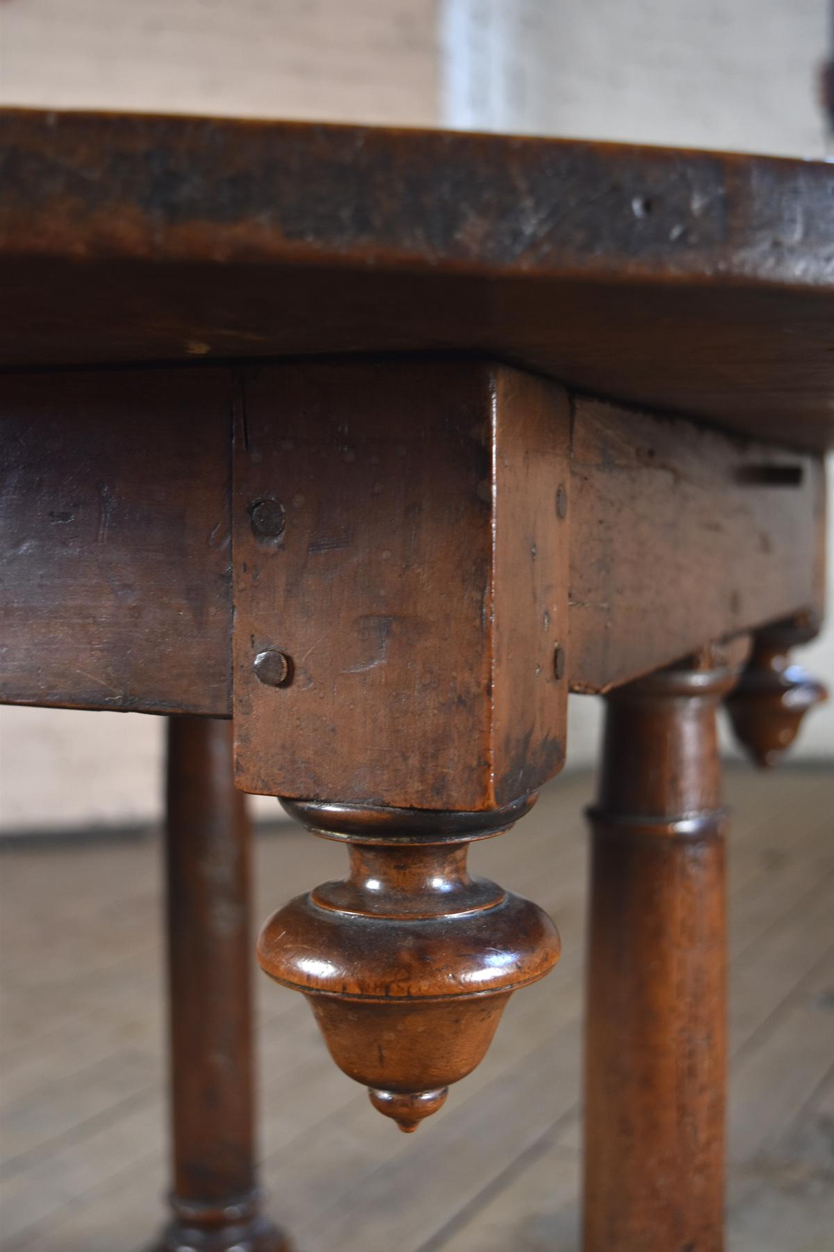 Table de centre de table ou de salle à manger ovale Henry IV du début du 17ème siècle en noyer français en vente 1