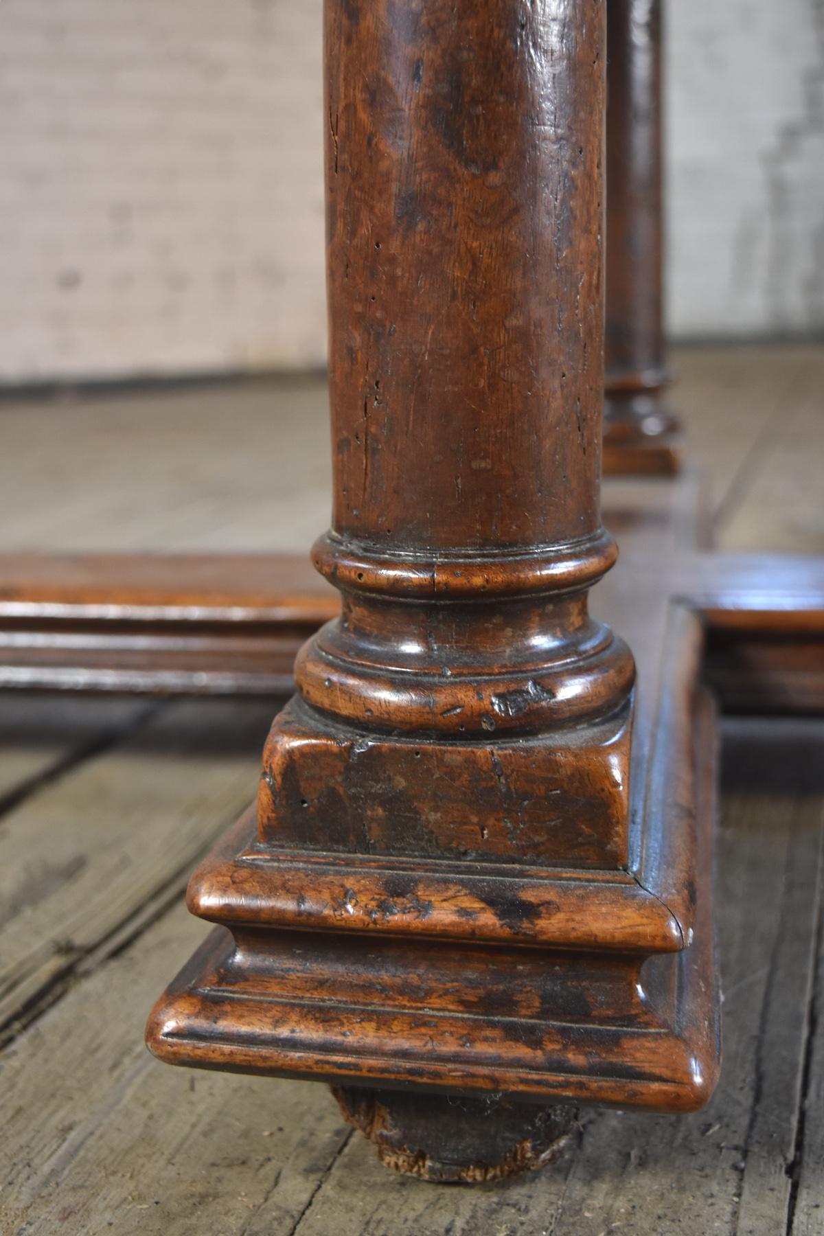 Table de centre de table ou de salle à manger ovale Henry IV du début du 17ème siècle en noyer français en vente 2