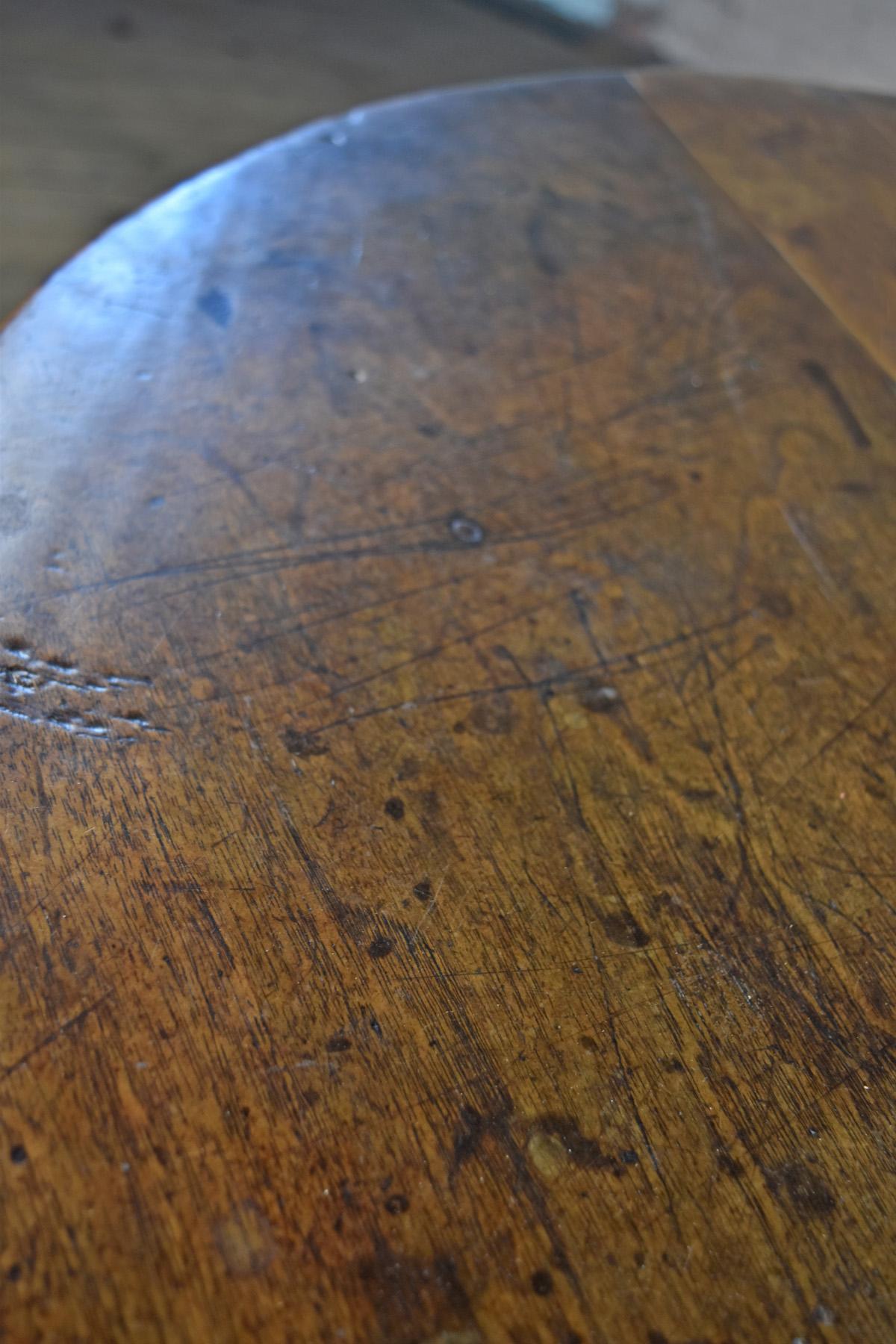 French Early 17th Century Henry IV Oval Walnut Center or Dining Table For Sale 4