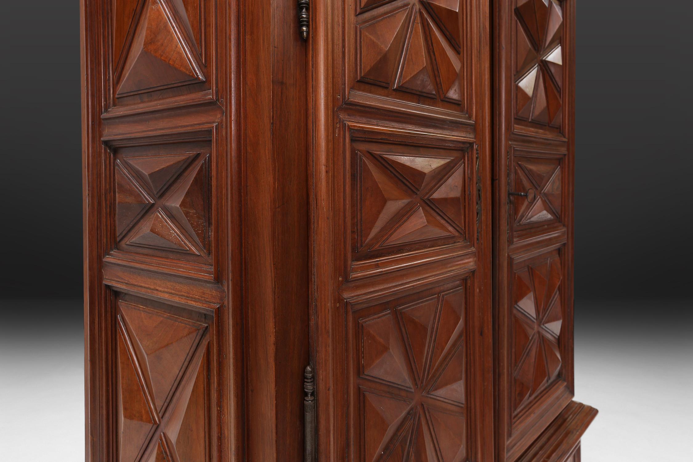 Armoire Louis XIII française du début du XVIIe siècle Bon état - En vente à Meulebeke, BE