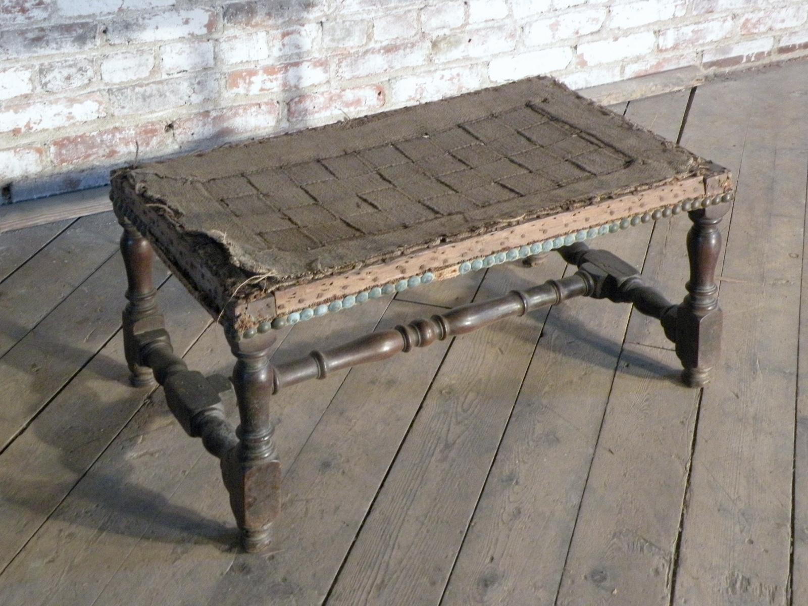 French Early 18th Century Baroque Walnut Bench / Footstool In Good Condition For Sale In Troy, NY