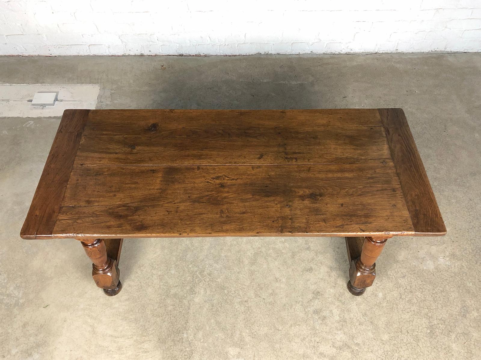 French early 18th century Baroque Walnut Low Table For Sale 6