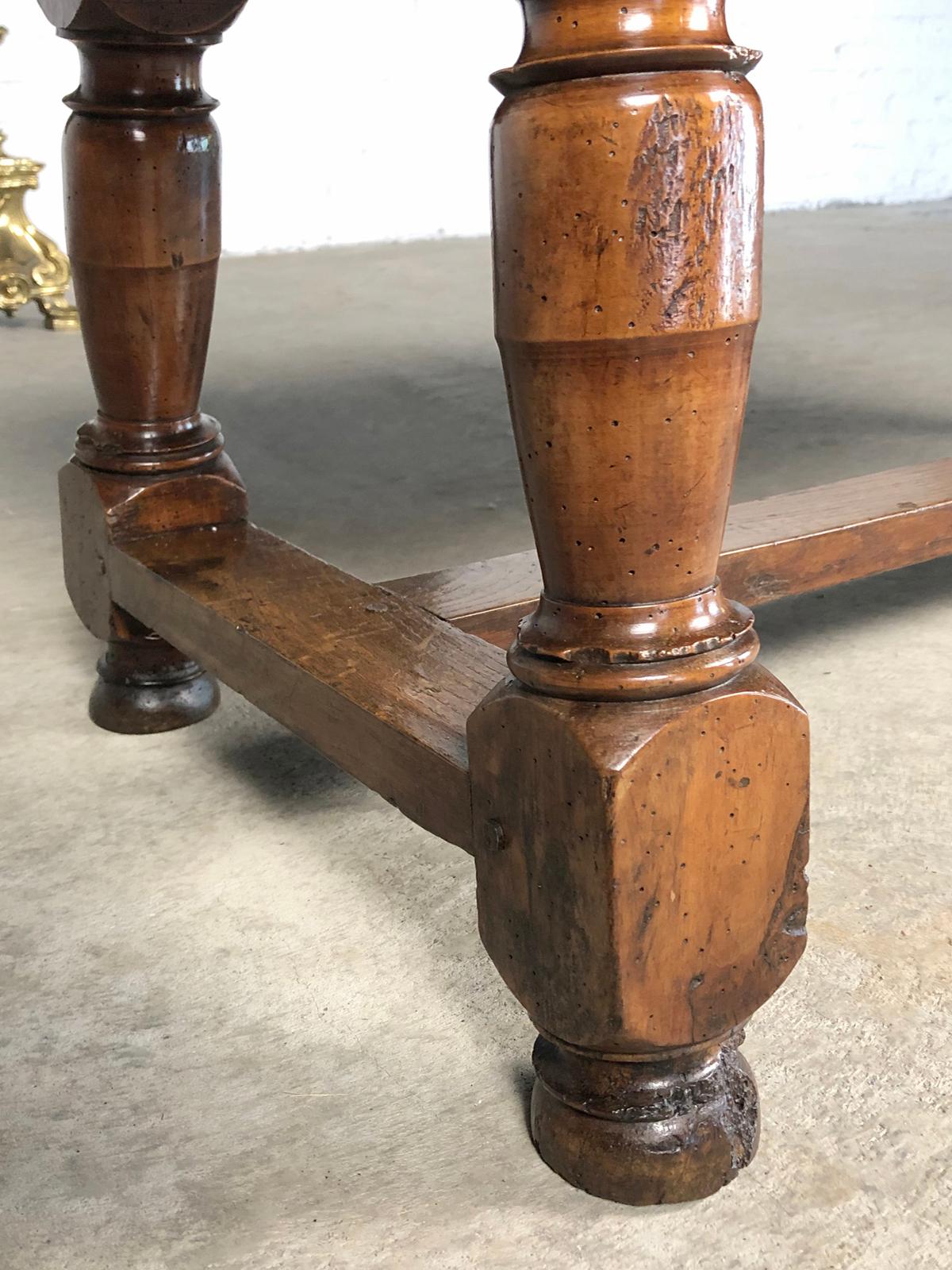 French early 18th century Baroque Walnut Low Table For Sale 11