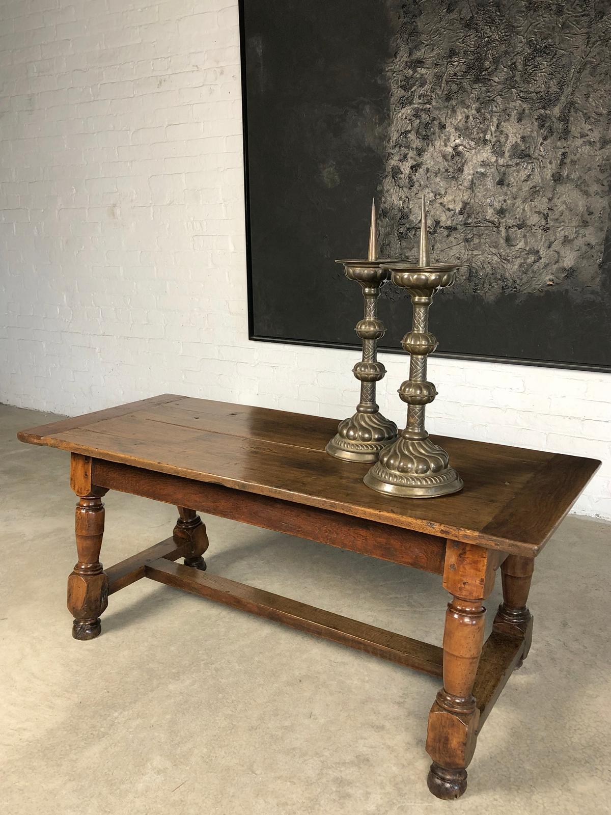 Table basse baroque française en noyer du début du XVIIIe siècle Bon état - En vente à Troy, NY