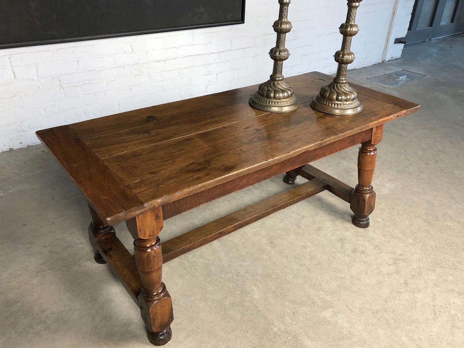 French early 18th century Baroque Walnut Low Table For Sale 2