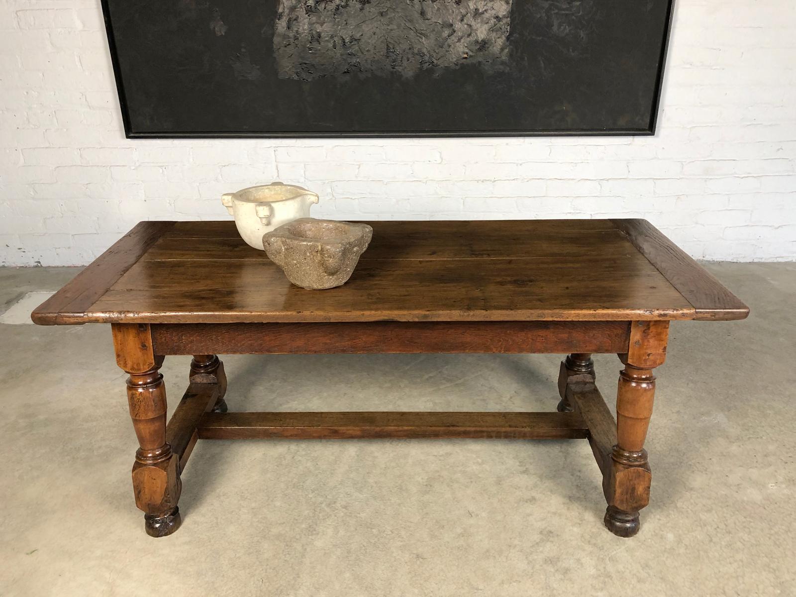 Noyer Table basse baroque française en noyer du début du XVIIIe siècle en vente