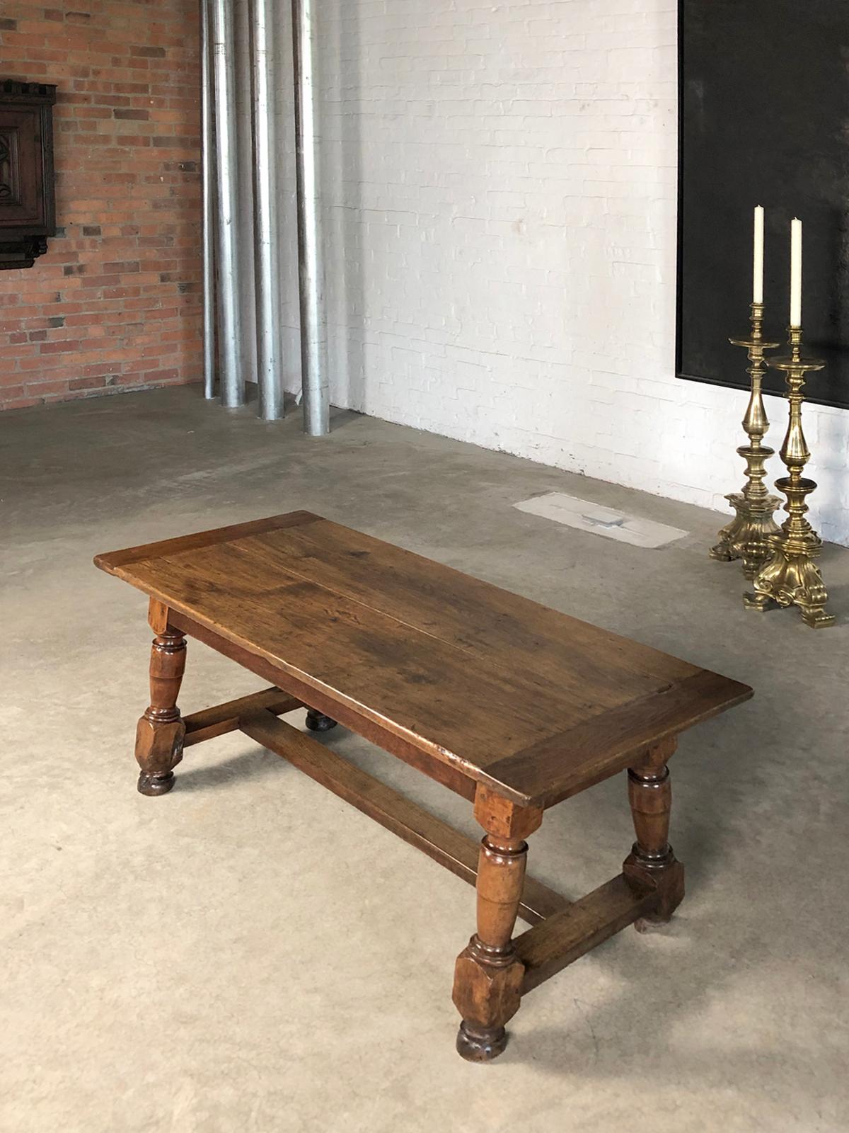 French early 18th century Baroque Walnut Low Table For Sale 5
