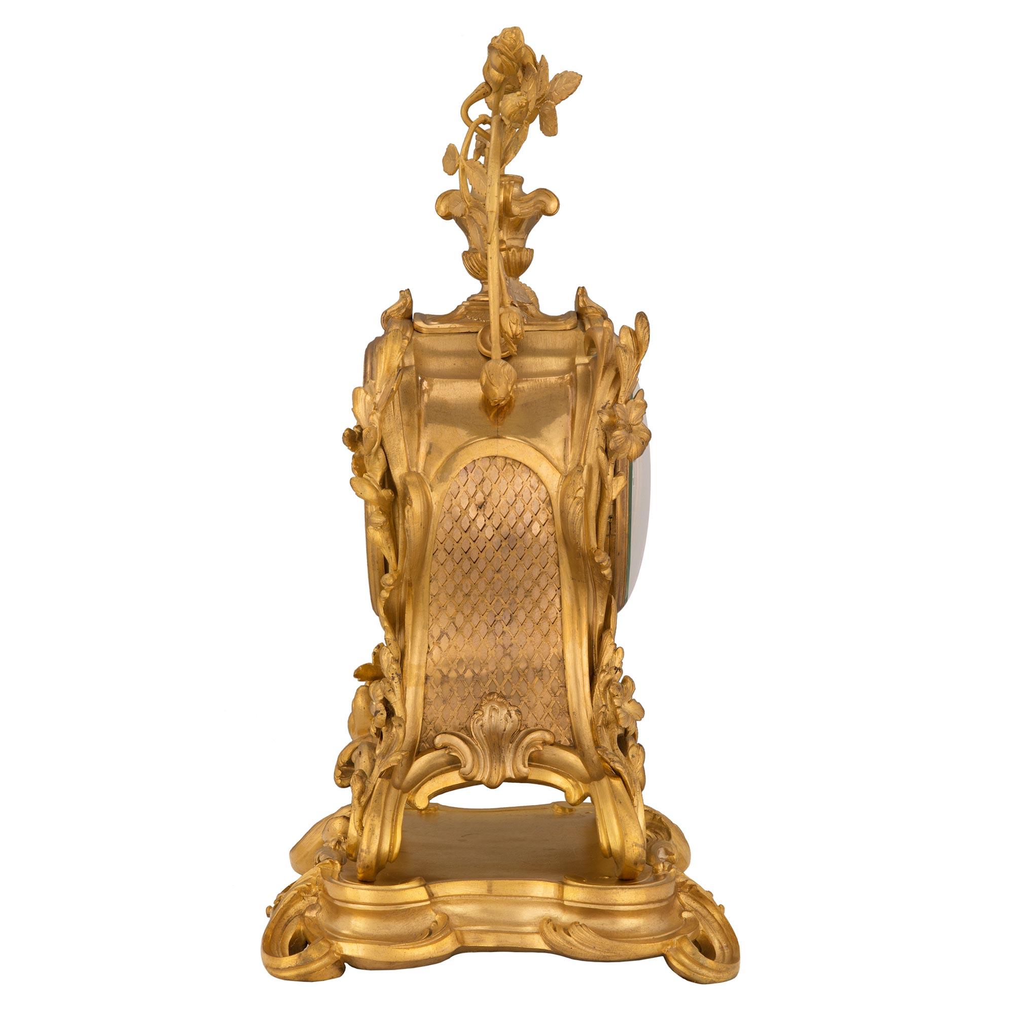 Goldbronze-Uhr aus der Louis-XV-Periode des frühen 18. Jahrhunderts (Louis XV.) im Angebot